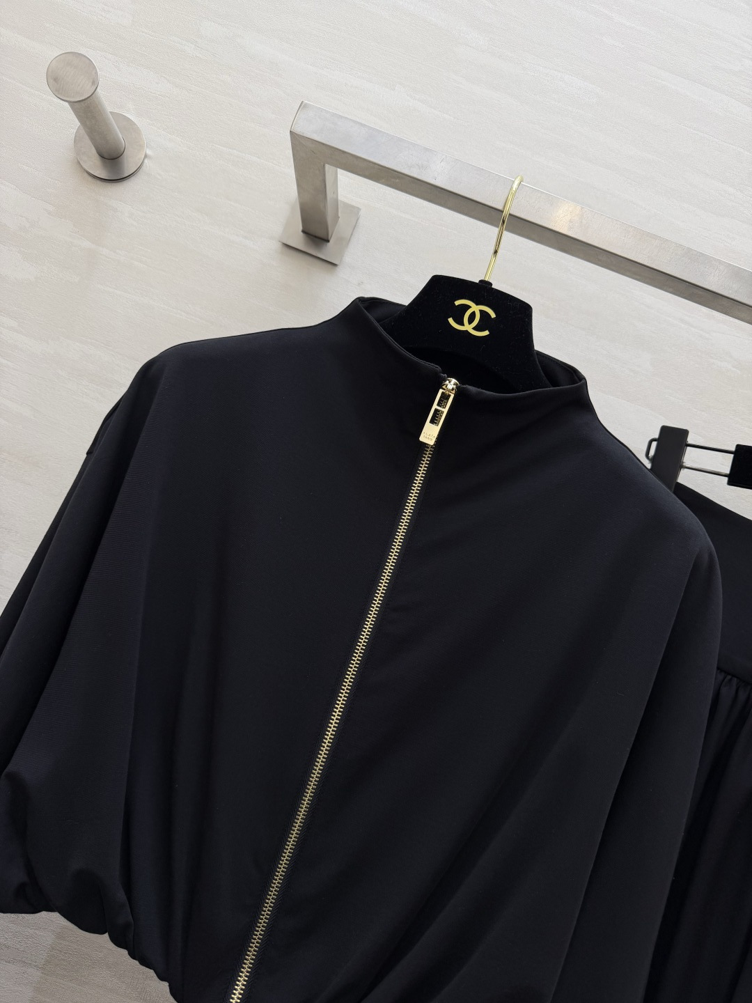 #ALA♡²⁶新款 不规则套装 醋酸混纺面料亲肤舒适 穿上超显高级感✨ 高领+拉链设计 腰部弹力拼接 修