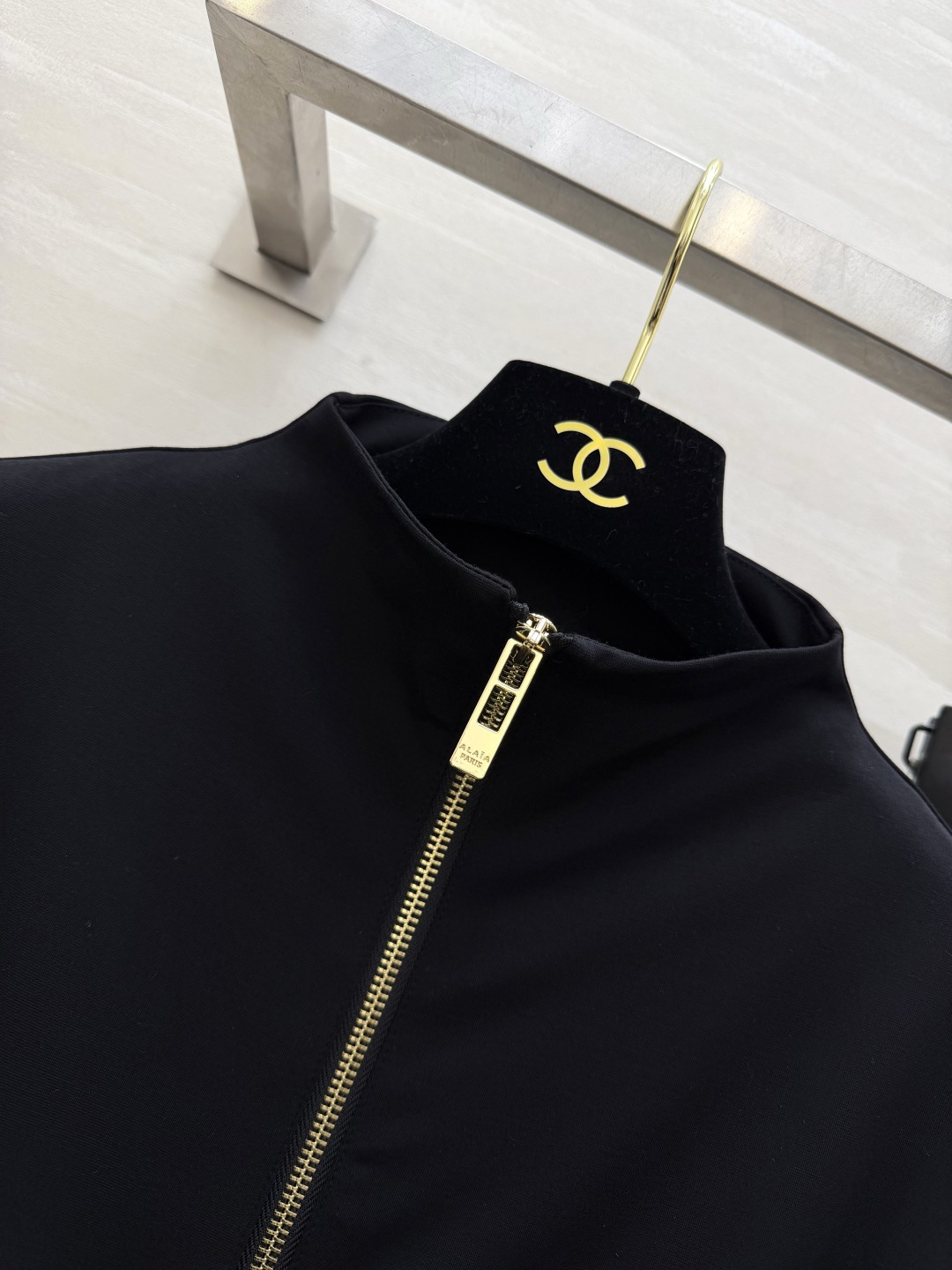 #ALA♡²⁶新款 不规则套装 醋酸混纺面料亲肤舒适 穿上超显高级感✨ 高领+拉链设计 腰部弹力拼接 修