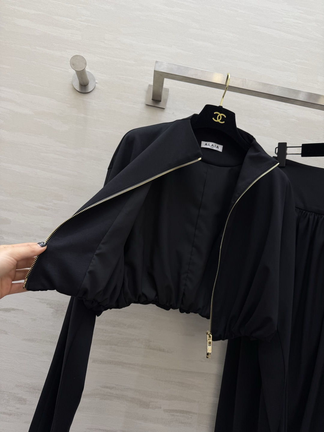 #ALA♡²⁶新款 不规则套装 醋酸混纺面料亲肤舒适 穿上超显高级感✨ 高领+拉链设计 腰部弹力拼接 修