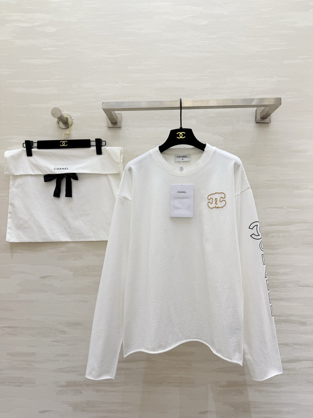 #Chane♡²⁶新款 白色长袖上衣 100%纯棉材质 柔软舒适 日常穿着超友好！胸前和袖口CHANE♡