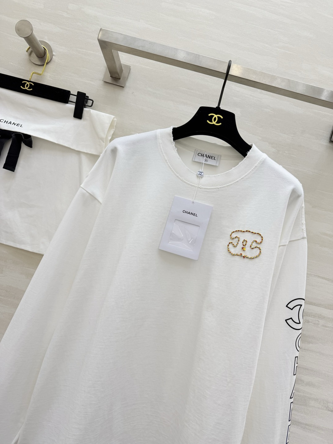 #Chane♡²⁶新款 白色长袖上衣 100%纯棉材质 柔软舒适 日常穿着超友好！胸前和袖口CHANE♡