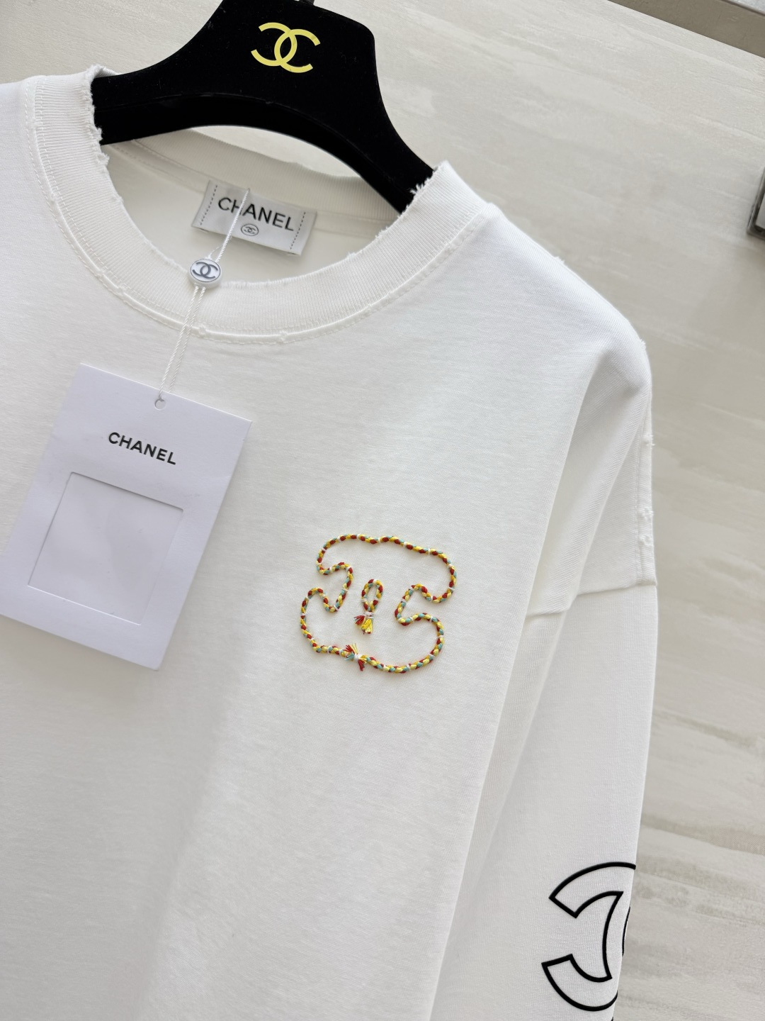 #Chane♡²⁶新款 白色长袖上衣 100%纯棉材质 柔软舒适 日常穿着超友好！胸前和袖口CHANE♡