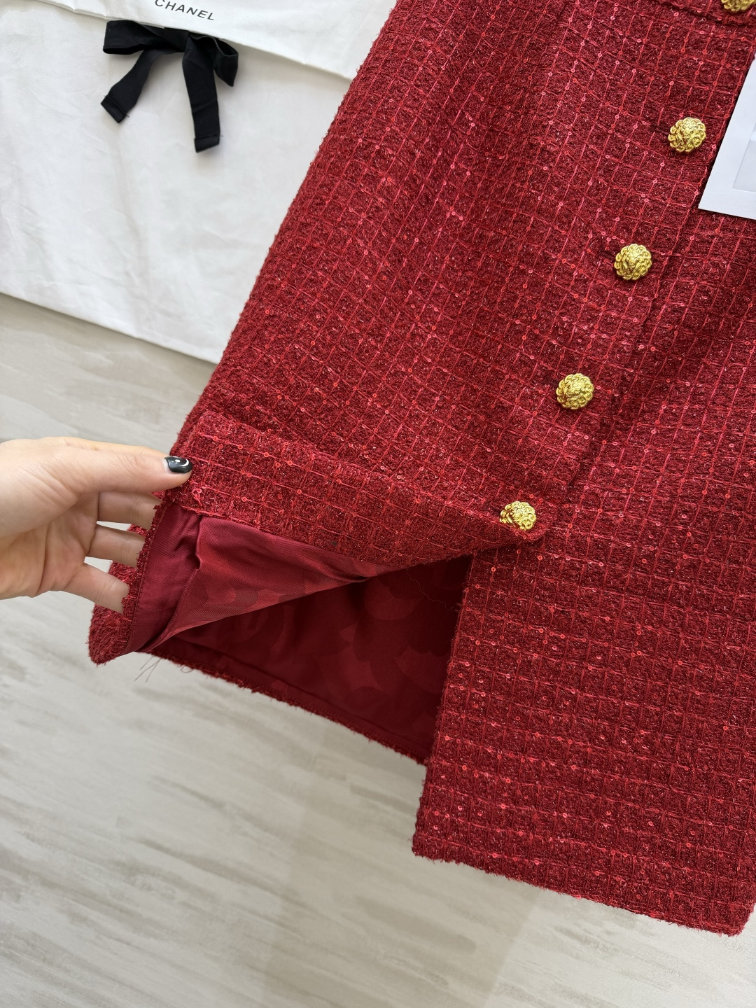 #Chane♡²⁶新款 红色编织粗花呢半裙 金色纽扣优雅又精致 纹理感粗花呢材质 高品质定制 现货首发s