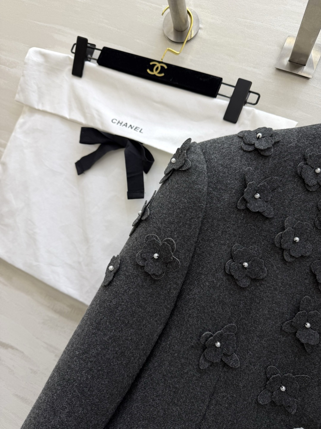 #Chane♡²⁶新款 立体花朵钉珠套装 定制羊毛混纺材质超柔软 外套立体花朵+珍珠纽扣 袖口蕾丝边超精