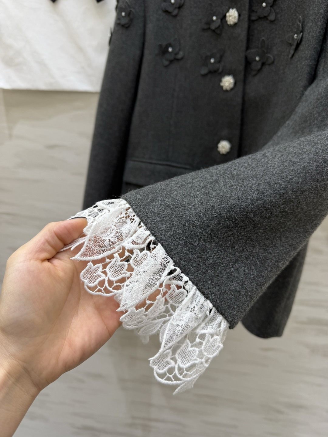 #Chane♡²⁶新款 立体花朵钉珠套装 定制羊毛混纺材质超柔软 外套立体花朵+珍珠纽扣 袖口蕾丝边超精