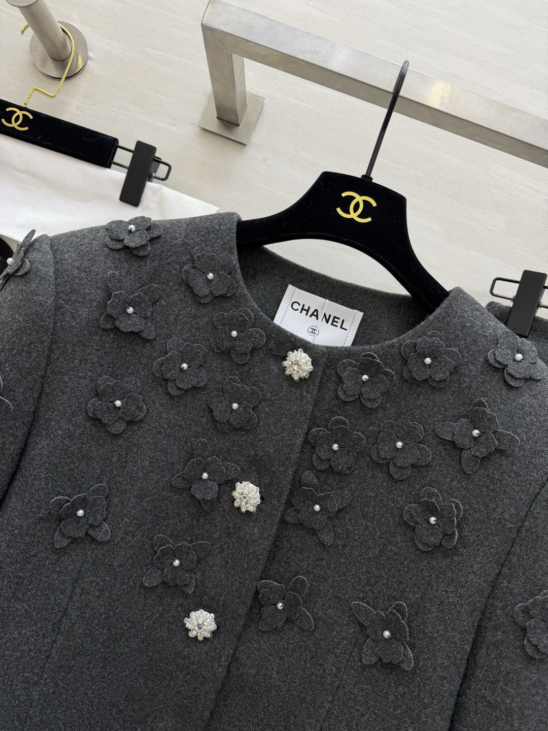 #Chane♡²⁶新款 立体花朵钉珠套装 定制羊毛混纺材质超柔软 外套立体花朵+珍珠纽扣 袖口蕾丝边超精