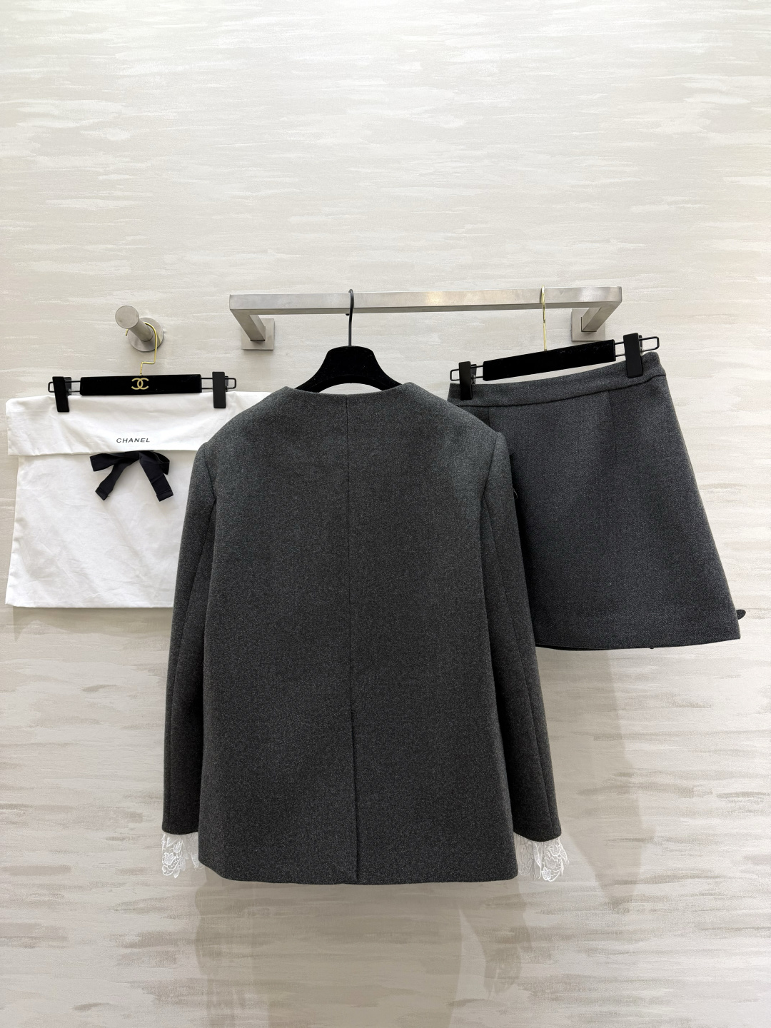 #Chane♡²⁶新款 立体花朵钉珠套装 定制羊毛混纺材质超柔软 外套立体花朵+珍珠纽扣 袖口蕾丝边超精