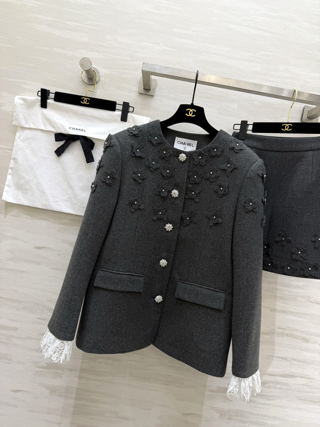 #Chane♡²⁶新款 立体花朵钉珠套装 定制羊毛混纺材质超柔软 外套立体花朵+珍珠纽扣 袖口蕾丝边超精