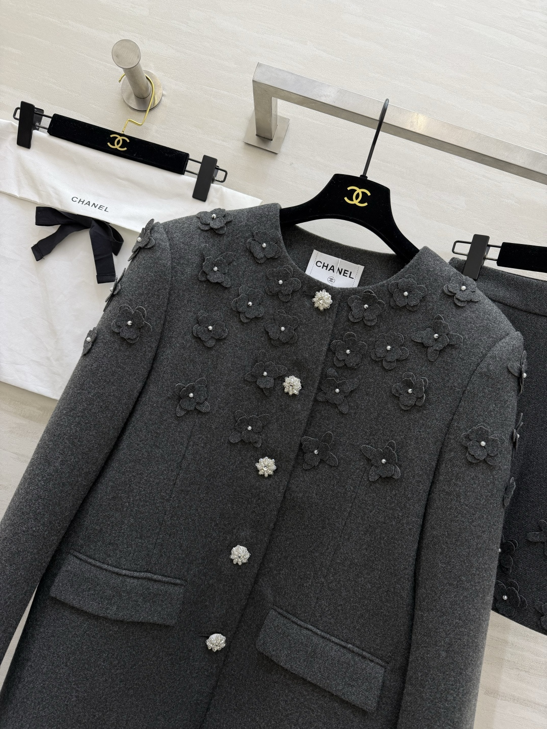 #Chane♡²⁶新款 立体花朵钉珠套装 定制羊毛混纺材质超柔软 外套立体花朵+珍珠纽扣 袖口蕾丝边超精