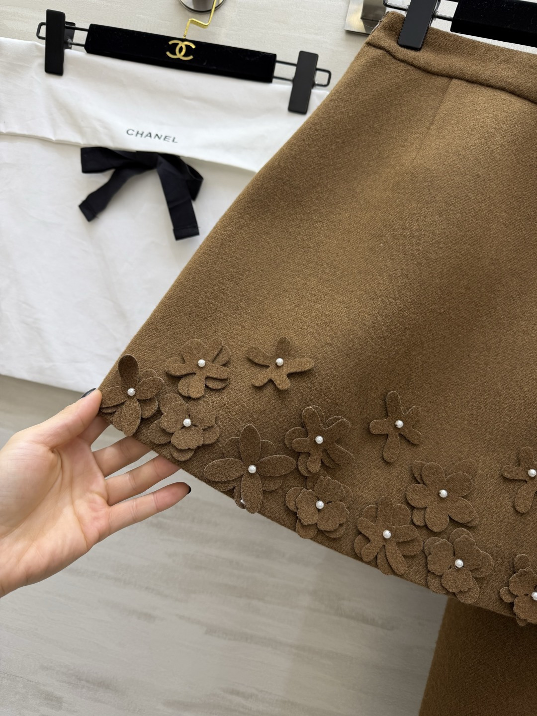 #Chane♡²⁶新款 立体花朵钉珠套装 定制羊毛混纺材质超柔软 外套立体花朵+珍珠纽扣 袖口蕾丝边超精