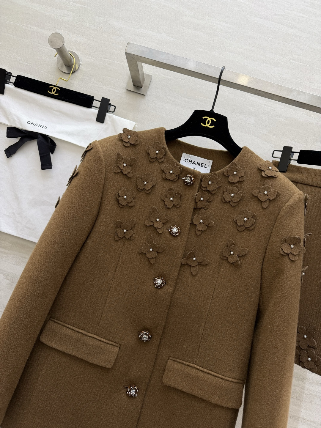 #Chane♡²⁶新款 立体花朵钉珠套装 定制羊毛混纺材质超柔软 外套立体花朵+珍珠纽扣 袖口蕾丝边超精