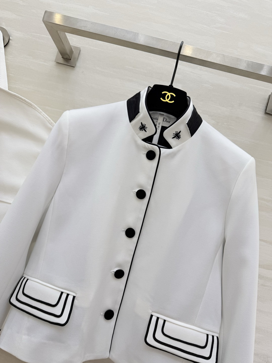 #Dio♡²⁶系列 刺绣夹克 白色主调+黑色滚边 立领设计超有辨识度！蜜蜂刺绣点缀细节满分 高品质面料 