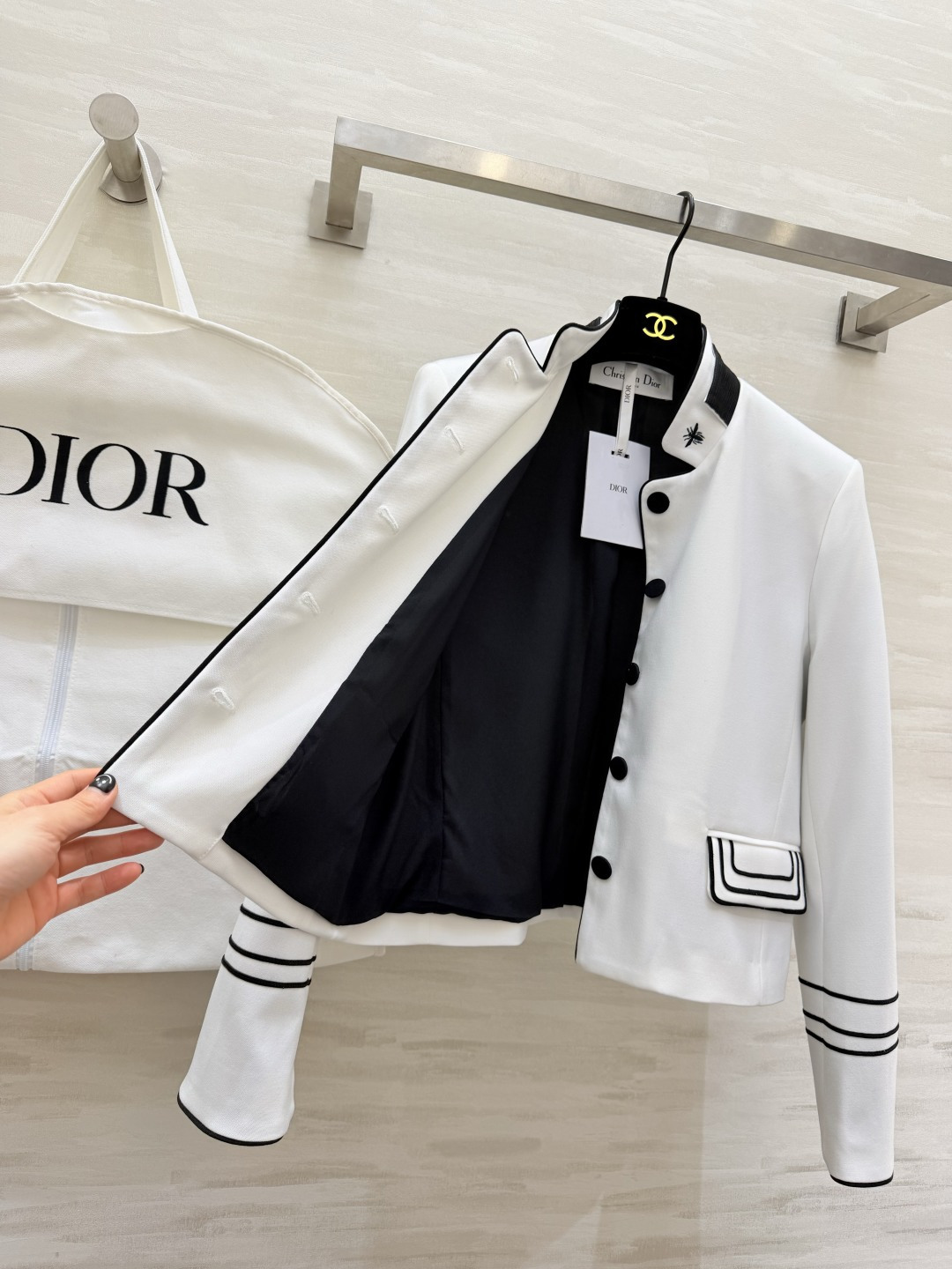 #Dio♡²⁶系列 刺绣夹克 白色主调+黑色滚边 立领设计超有辨识度！蜜蜂刺绣点缀细节满分 高品质面料 