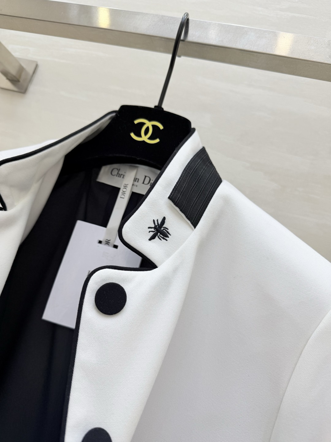 #Dio♡²⁶系列 刺绣夹克 白色主调+黑色滚边 立领设计超有辨识度！蜜蜂刺绣点缀细节满分 高品质面料 