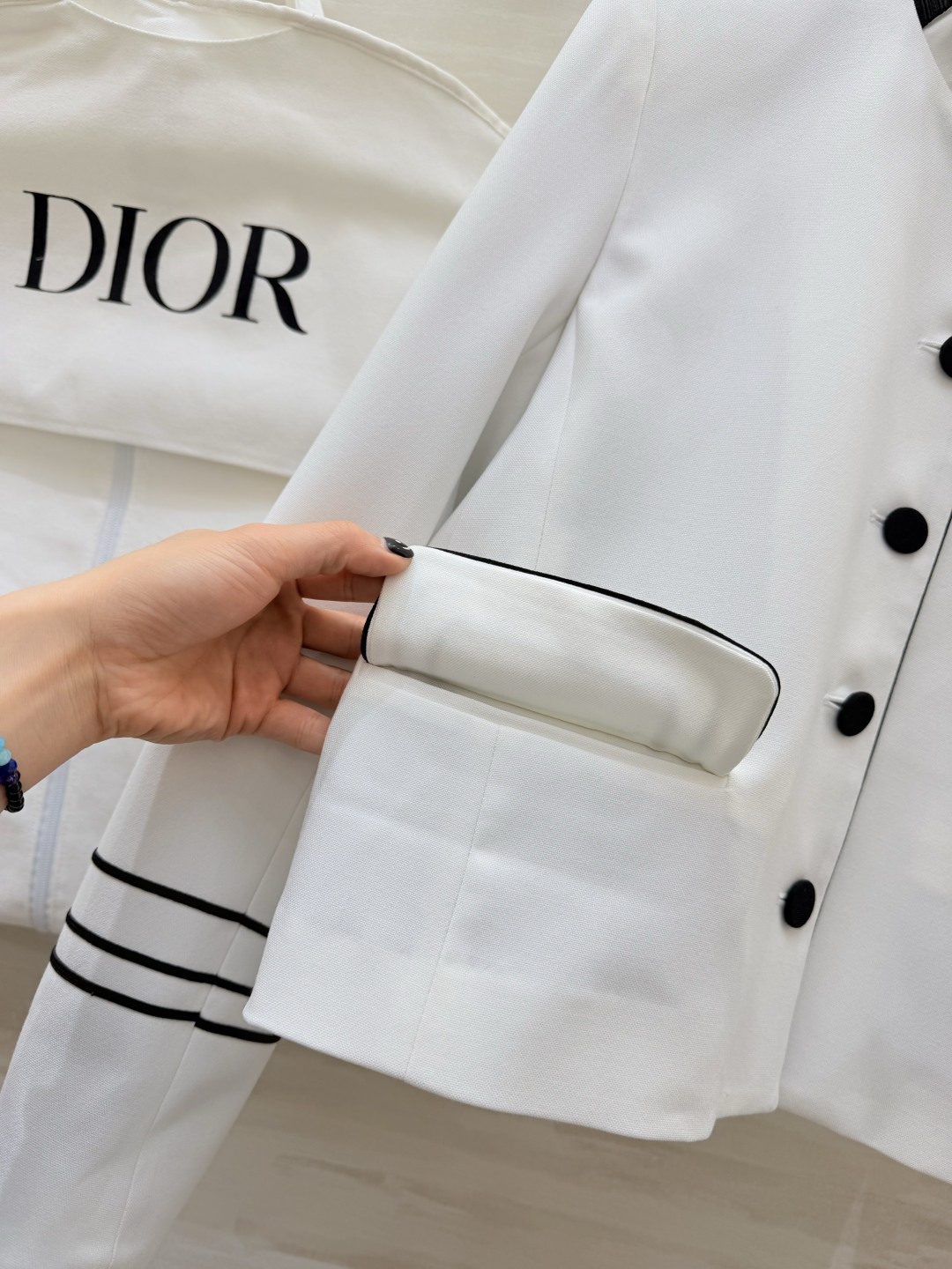 #Dio♡²⁶系列 刺绣夹克 白色主调+黑色滚边 立领设计超有辨识度！蜜蜂刺绣点缀细节满分 高品质面料 