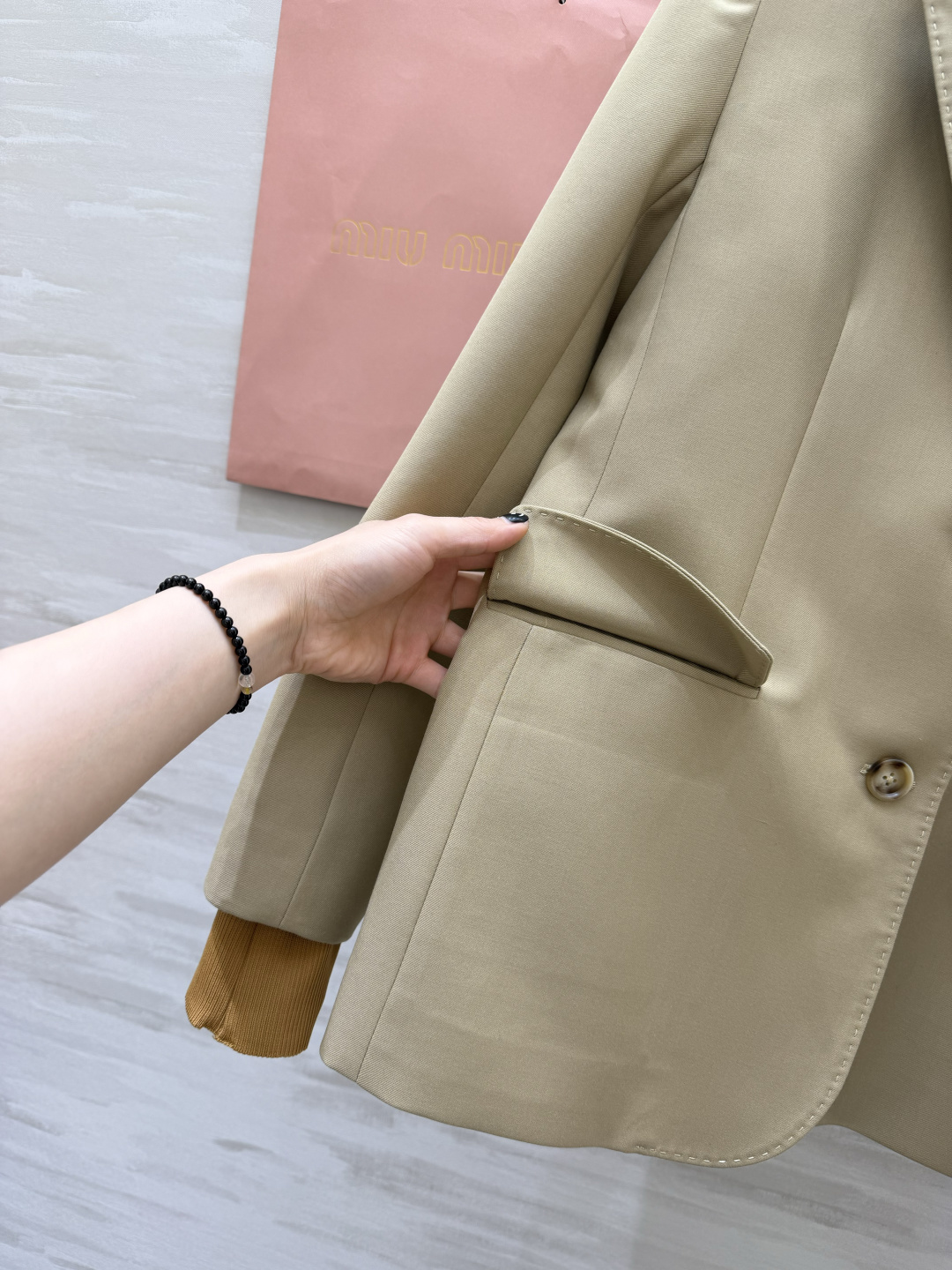 #MiuMi♡²⁶度假holiday系列 翻领字母刺绣西装外套 立体剪裁显瘦又时髦 高品质定制 现货首发