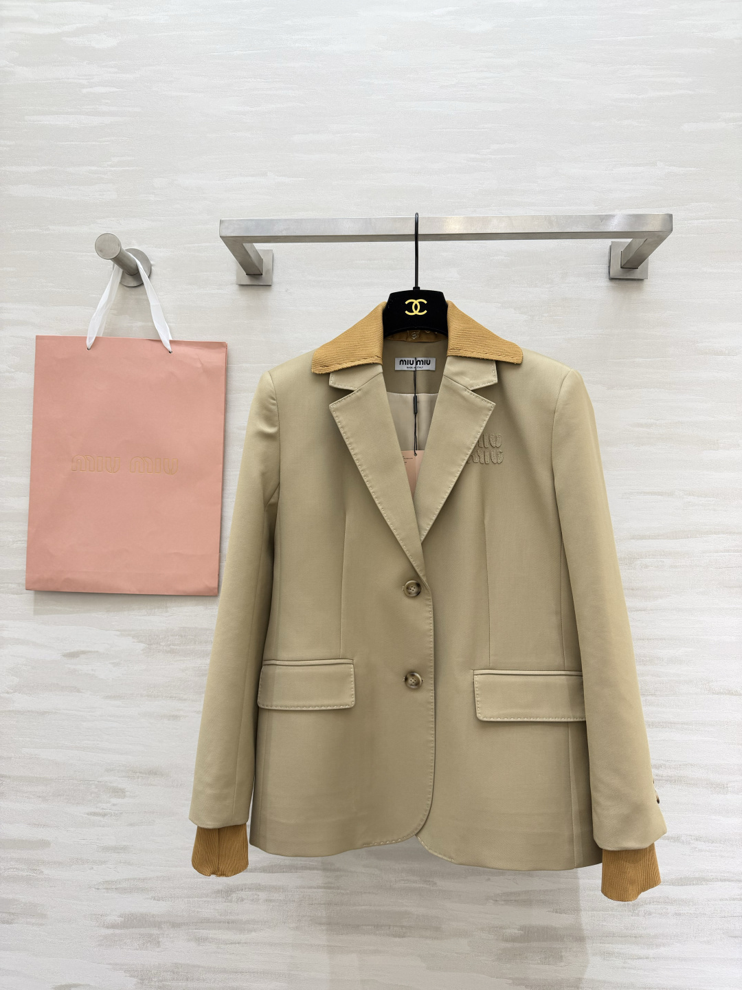 #MiuMi♡²⁶度假holiday系列 翻领字母刺绣西装外套 立体剪裁显瘦又时髦 高品质定制 现货首发