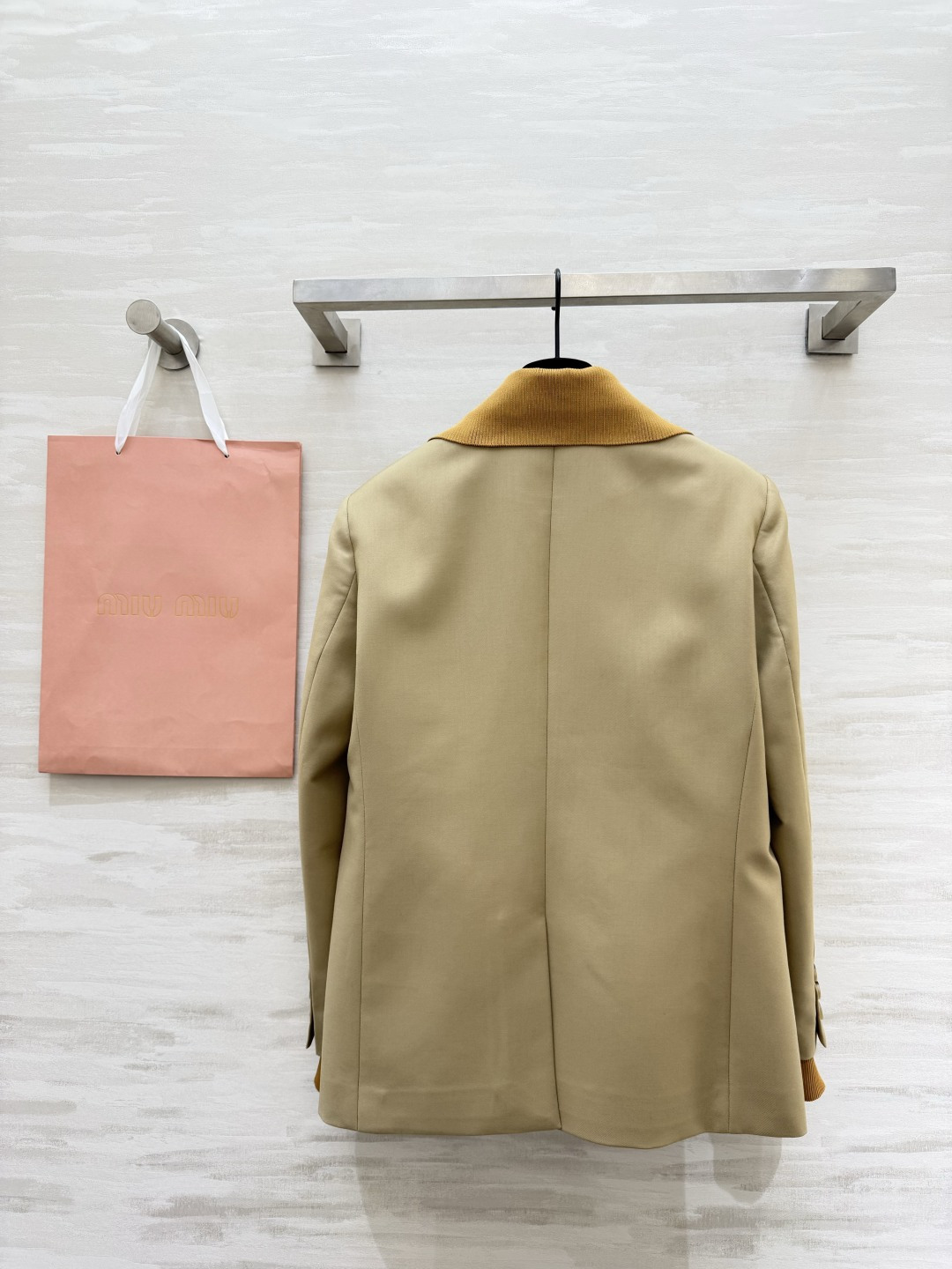 #MiuMi♡²⁶度假holiday系列 翻领字母刺绣西装外套 立体剪裁显瘦又时髦 高品质定制 现货首发