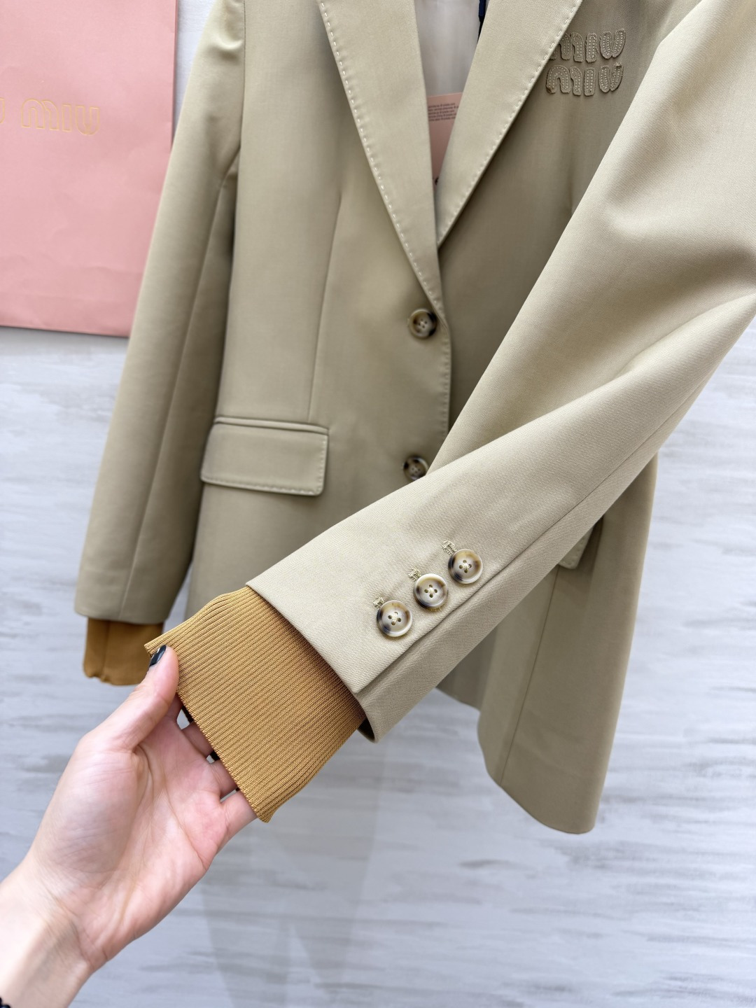 #MiuMi♡²⁶度假holiday系列 翻领字母刺绣西装外套 立体剪裁显瘦又时髦 高品质定制 现货首发