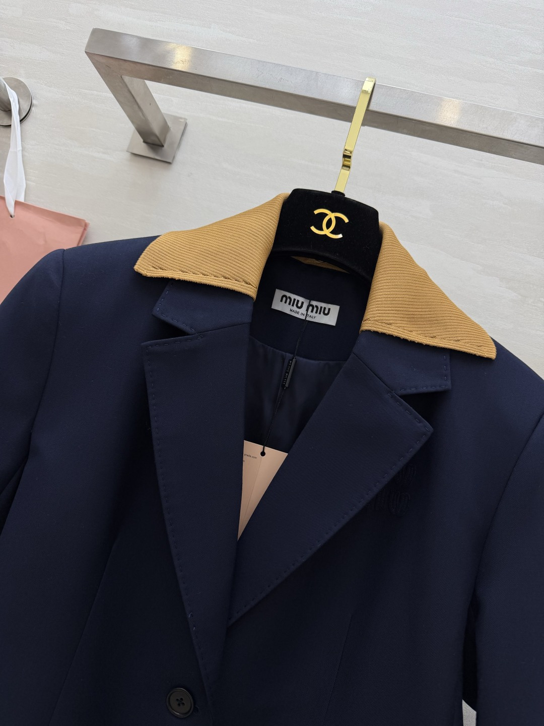 #MiuMi♡²⁶度假holiday系列 翻领字母刺绣西装外套 立体剪裁显瘦又时髦 高品质定制 现货首发