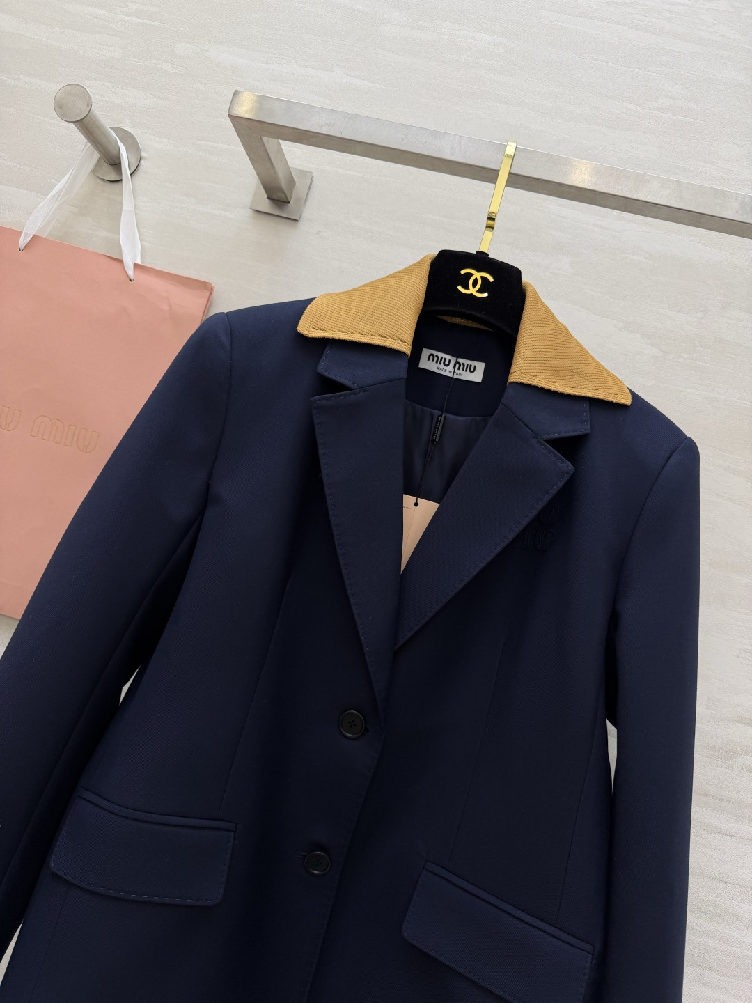 #MiuMi♡²⁶度假holiday系列 翻领字母刺绣西装外套 立体剪裁显瘦又时髦 高品质定制 现货首发