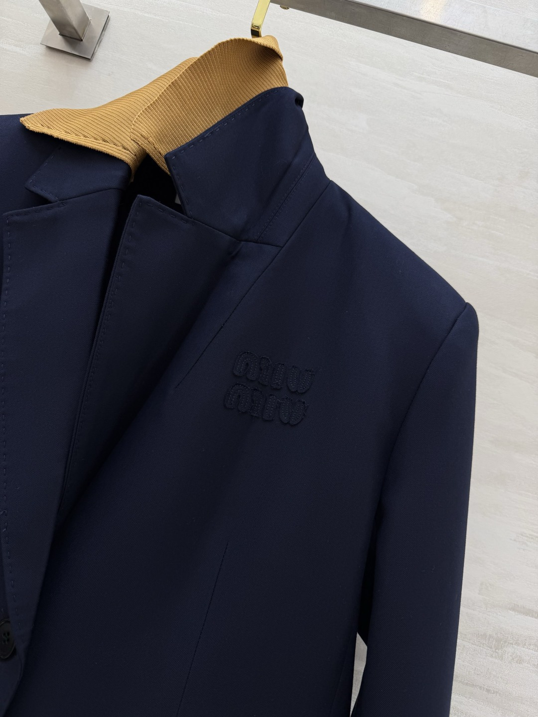 #MiuMi♡²⁶度假holiday系列 翻领字母刺绣西装外套 立体剪裁显瘦又时髦 高品质定制 现货首发