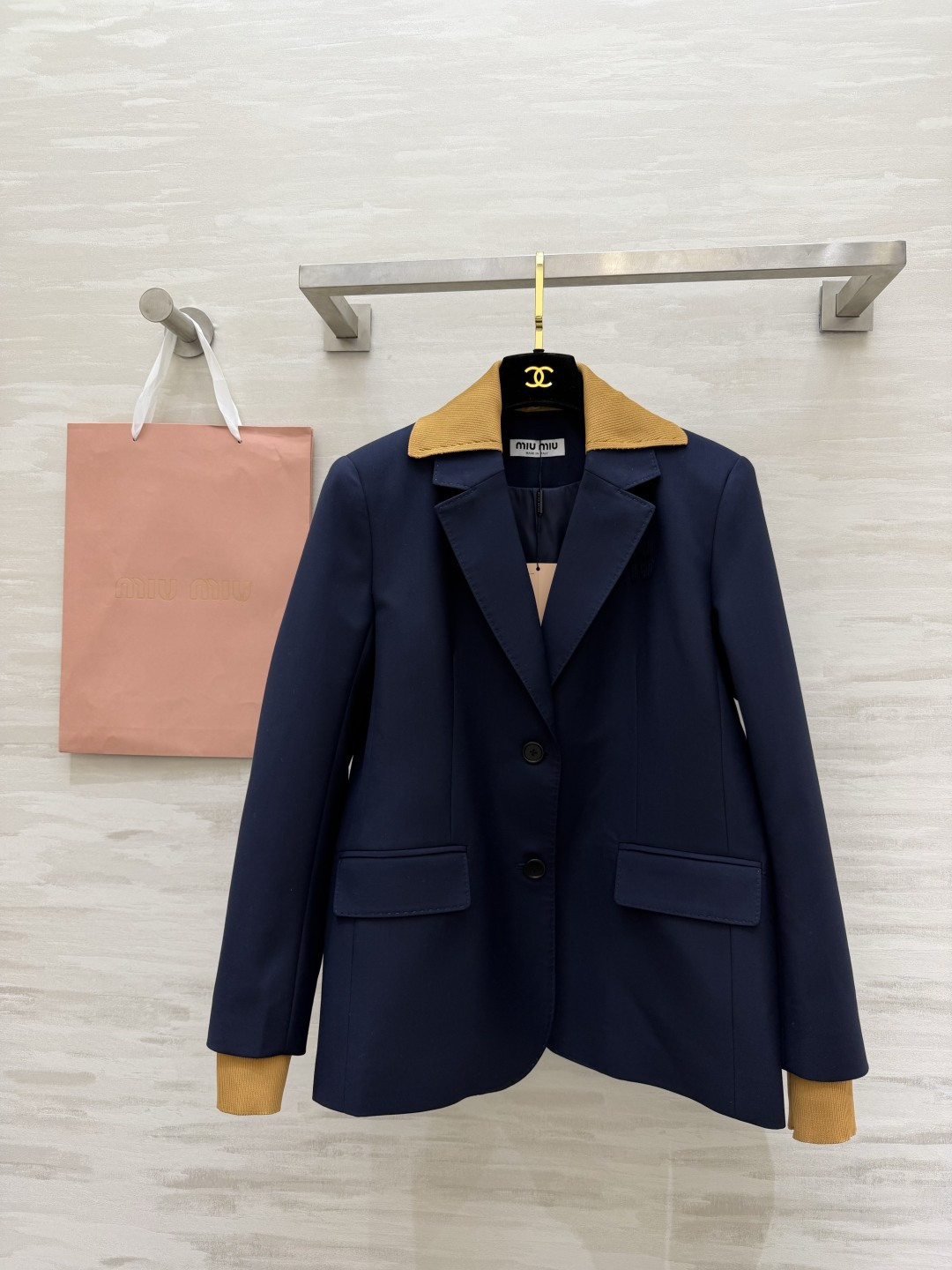 NO:784301,#MiuMi holiday holiday series suit jacket with lapel letter embroidery, three-dimensional tailoring, slim and fashionable, high-quality customization, available in stock first size S/M/L/XL (shoulder width 41, bust 100, length 67), Miu Miu-clothing, miumiu, jackets & coats, business suit,19860909#MiuMi度假holiday系列 翻领字母刺绣西装外套 立体剪裁显瘦又时髦 高品质定制 现货首发sizeS/M/L/XL（M码肩宽41,胸围100,衣长67）,缪缪-服装,miumiu,jackets & coats,business suit,,Women's clothing