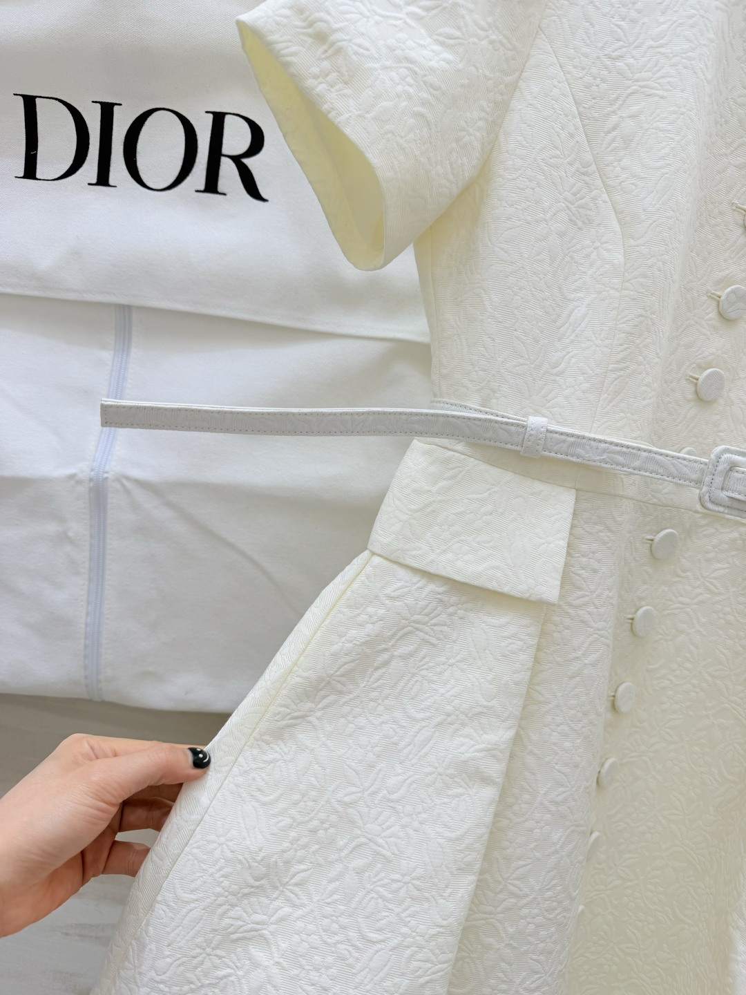 #Dio♡²⁶系列 白色提花连衣裙 丝棉混纺面料 浮雕暗纹设计 质感细腻有层次✨ 圆领短袖+排扣装饰 腰