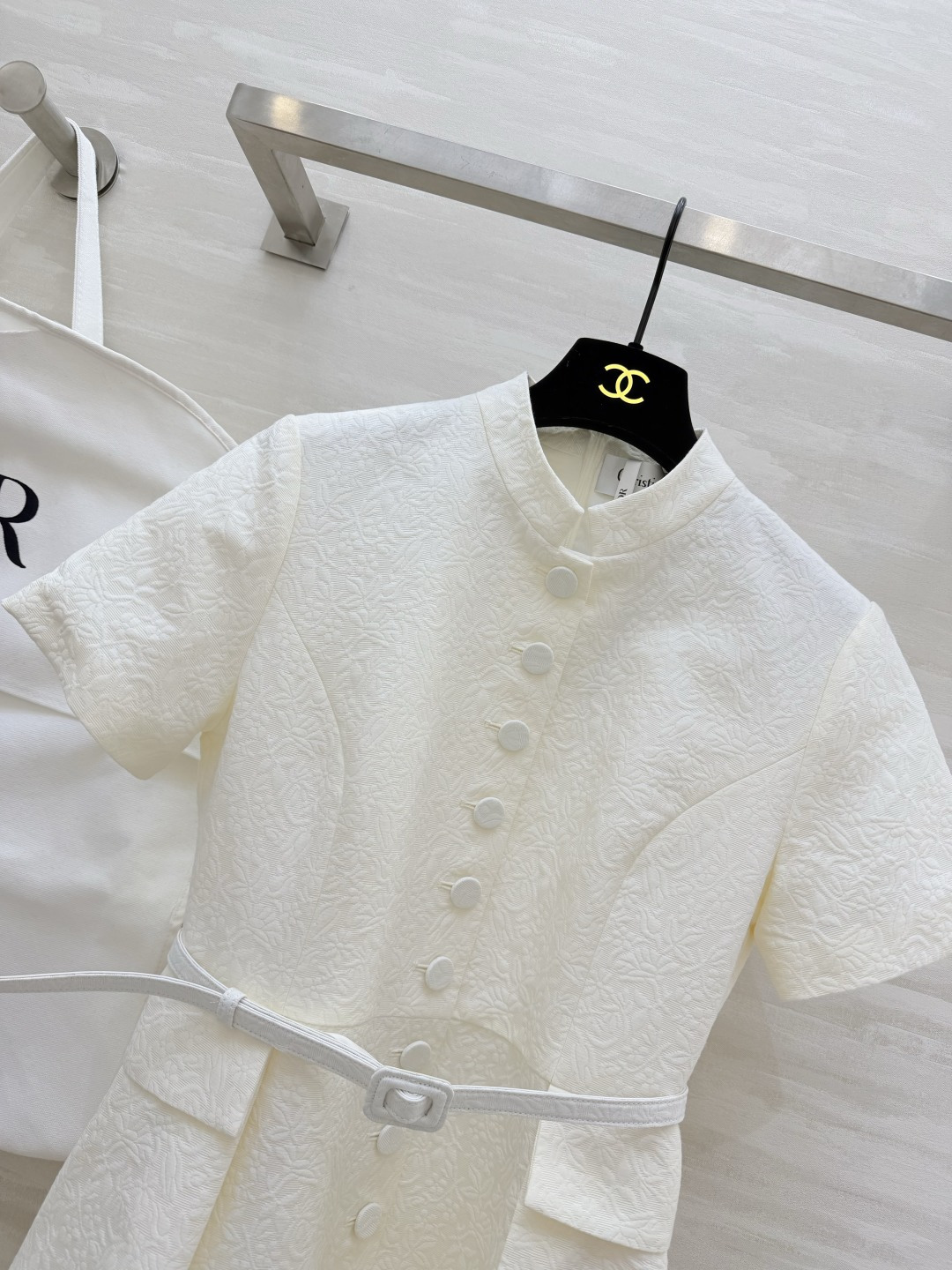 #Dio♡²⁶系列 白色提花连衣裙 丝棉混纺面料 浮雕暗纹设计 质感细腻有层次✨ 圆领短袖+排扣装饰 腰