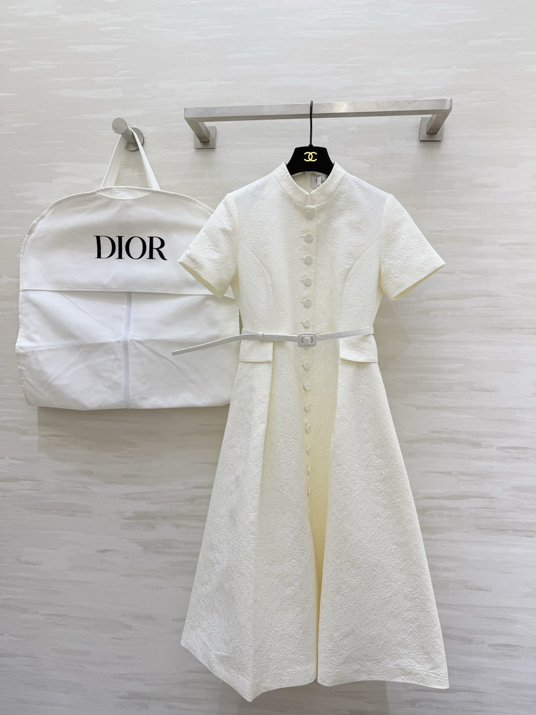 #Dio♡²⁶系列 白色提花连衣裙 丝棉混纺面料 浮雕暗纹设计 质感细腻有层次✨ 圆领短袖+排扣装饰 腰