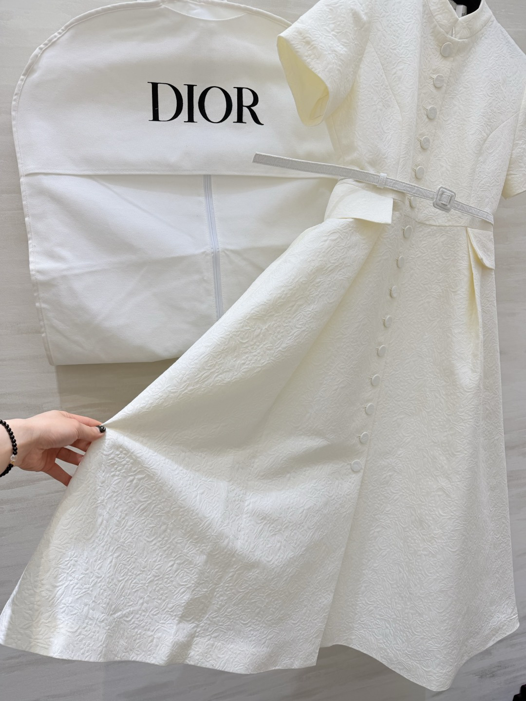 #Dio♡²⁶系列 白色提花连衣裙 丝棉混纺面料 浮雕暗纹设计 质感细腻有层次✨ 圆领短袖+排扣装饰 腰