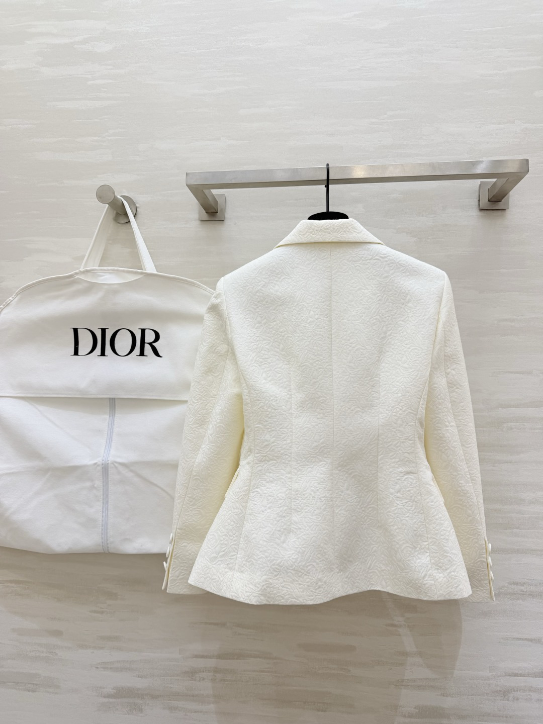 #Dio♡²⁶新款 奶白色提花西装外套 浮雕暗纹设计低调又高级 经典翻领+收腰剪裁 双排扣增添柔美气质 