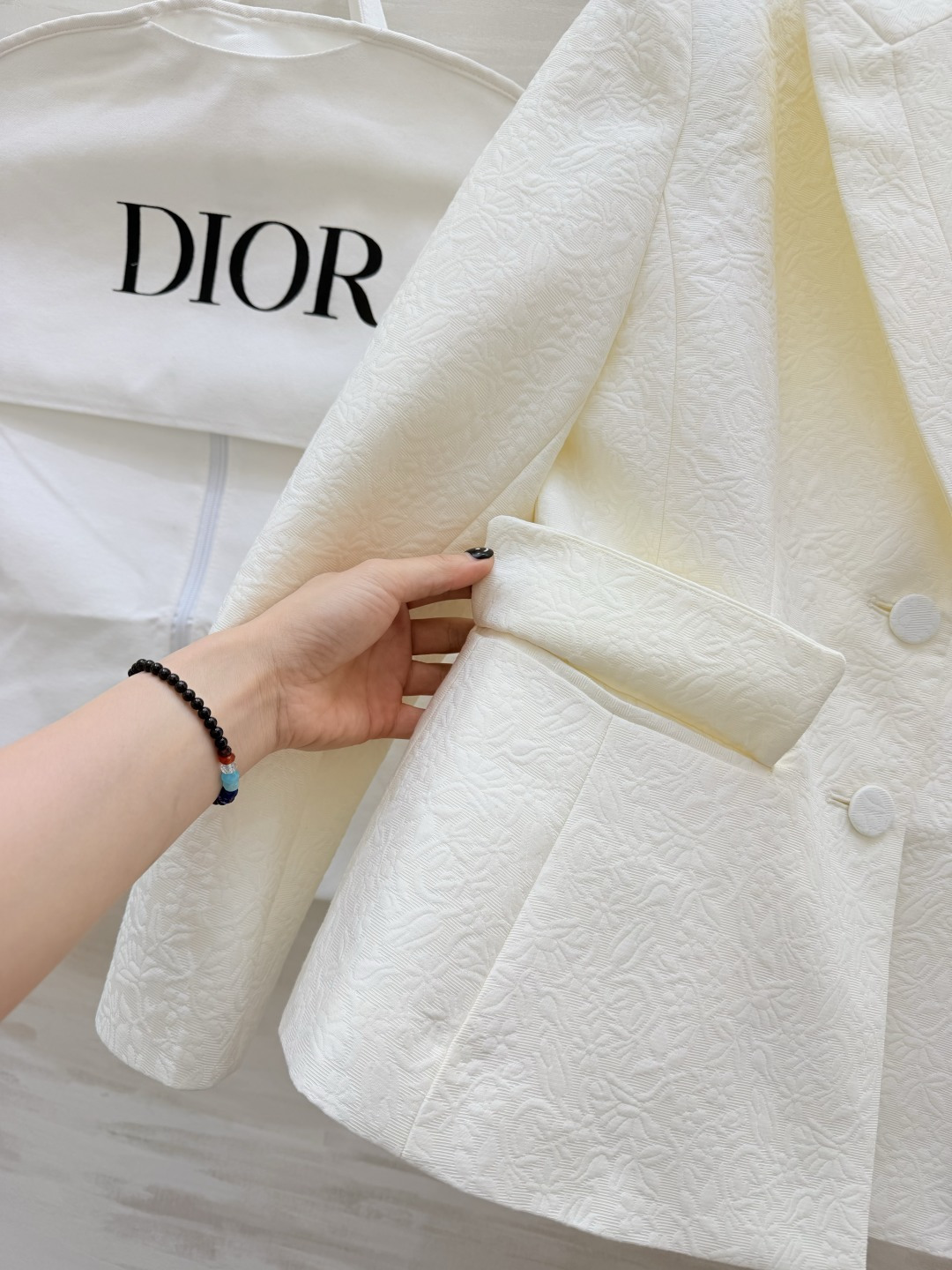 #Dio♡²⁶新款 奶白色提花西装外套 浮雕暗纹设计低调又高级 经典翻领+收腰剪裁 双排扣增添柔美气质 