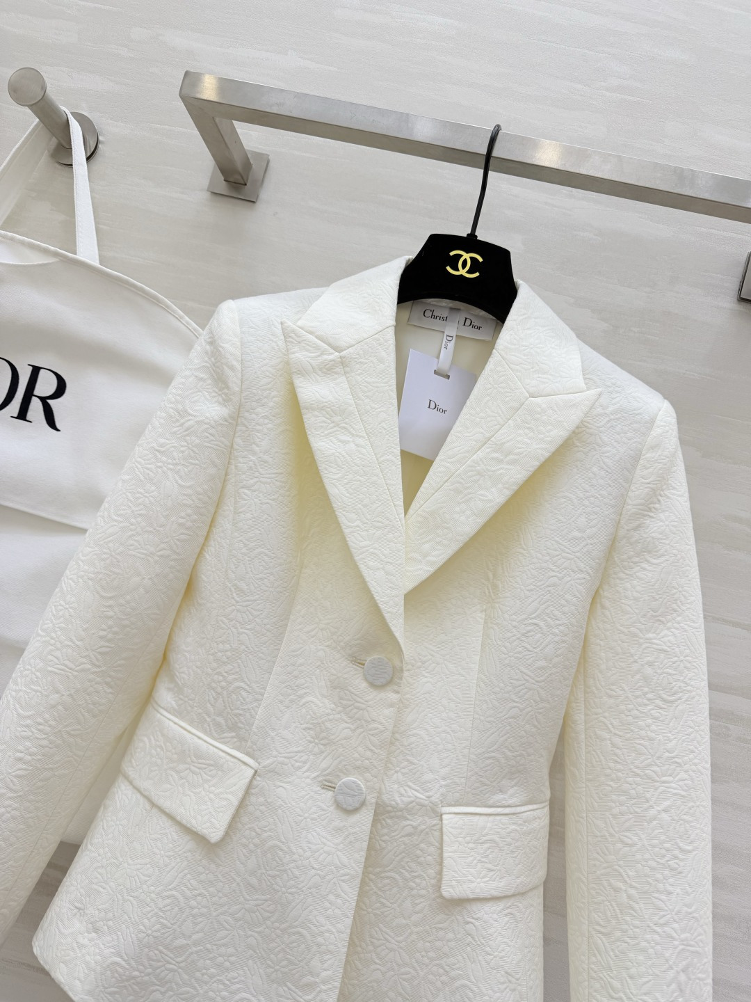 #Dio♡²⁶新款 奶白色提花西装外套 浮雕暗纹设计低调又高级 经典翻领+收腰剪裁 双排扣增添柔美气质 