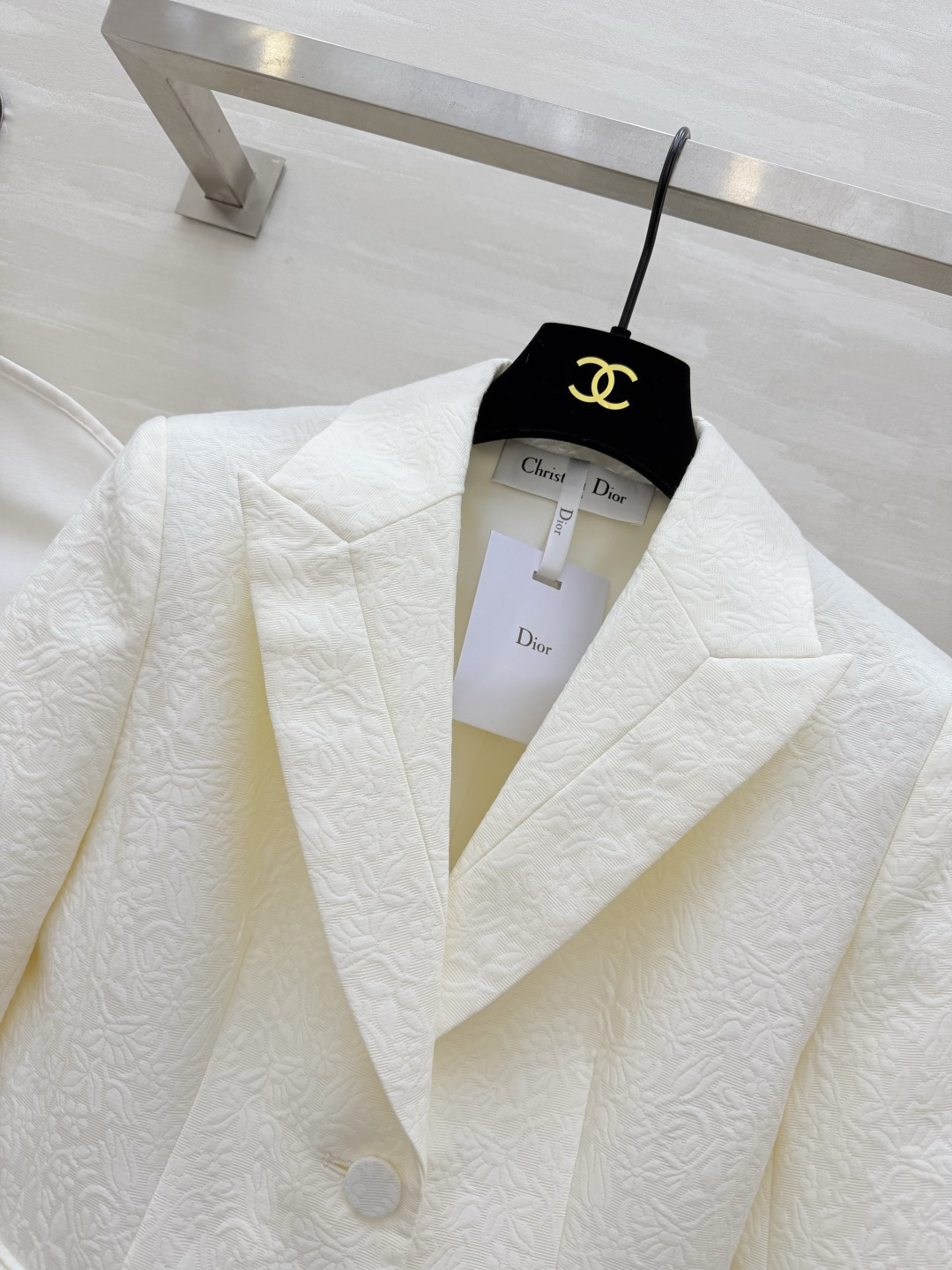 #Dio♡²⁶新款 奶白色提花西装外套 浮雕暗纹设计低调又高级 经典翻领+收腰剪裁 双排扣增添柔美气质 