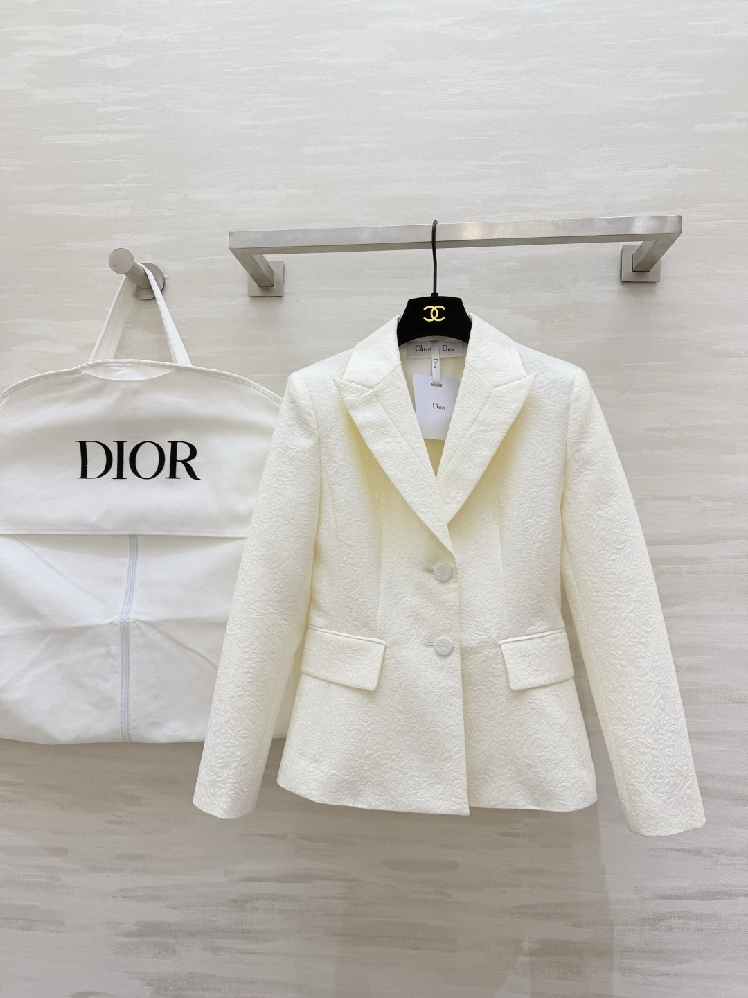 #Dio♡²⁶新款 奶白色提花西装外套 浮雕暗纹设计低调又高级 经典翻领+收腰剪裁 双排扣增添柔美气质 