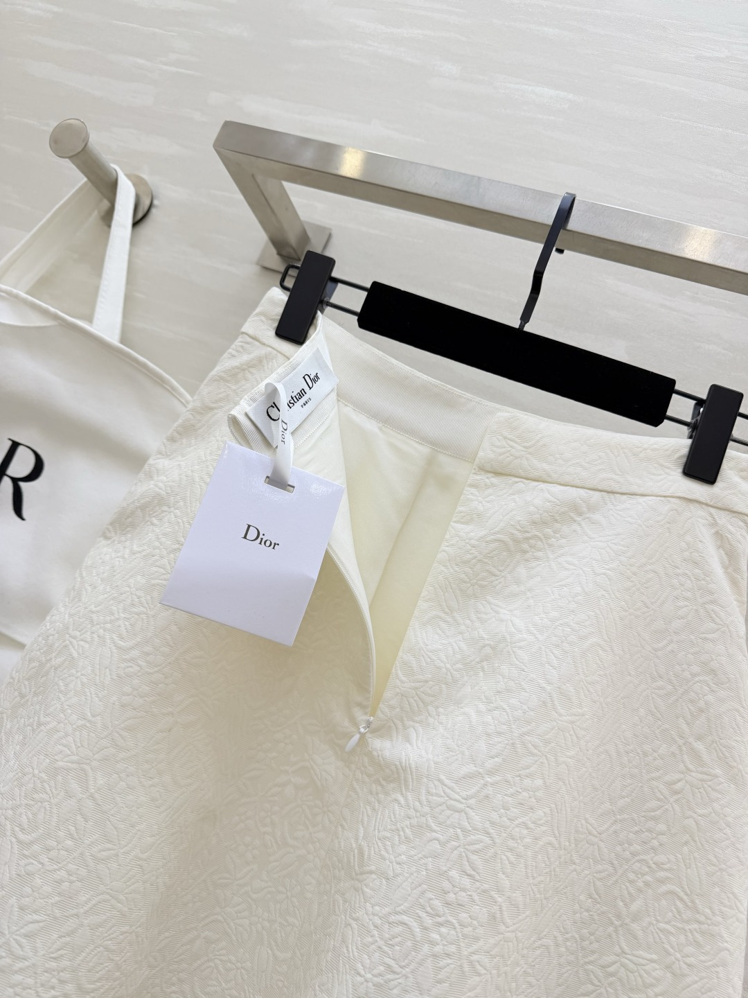 #DIO♡²⁶新款 提花半裙 高级感拉满的奶油白 提花暗纹精致得像艺术品✨ 剪裁利落伞裙优雅到骨子里 通