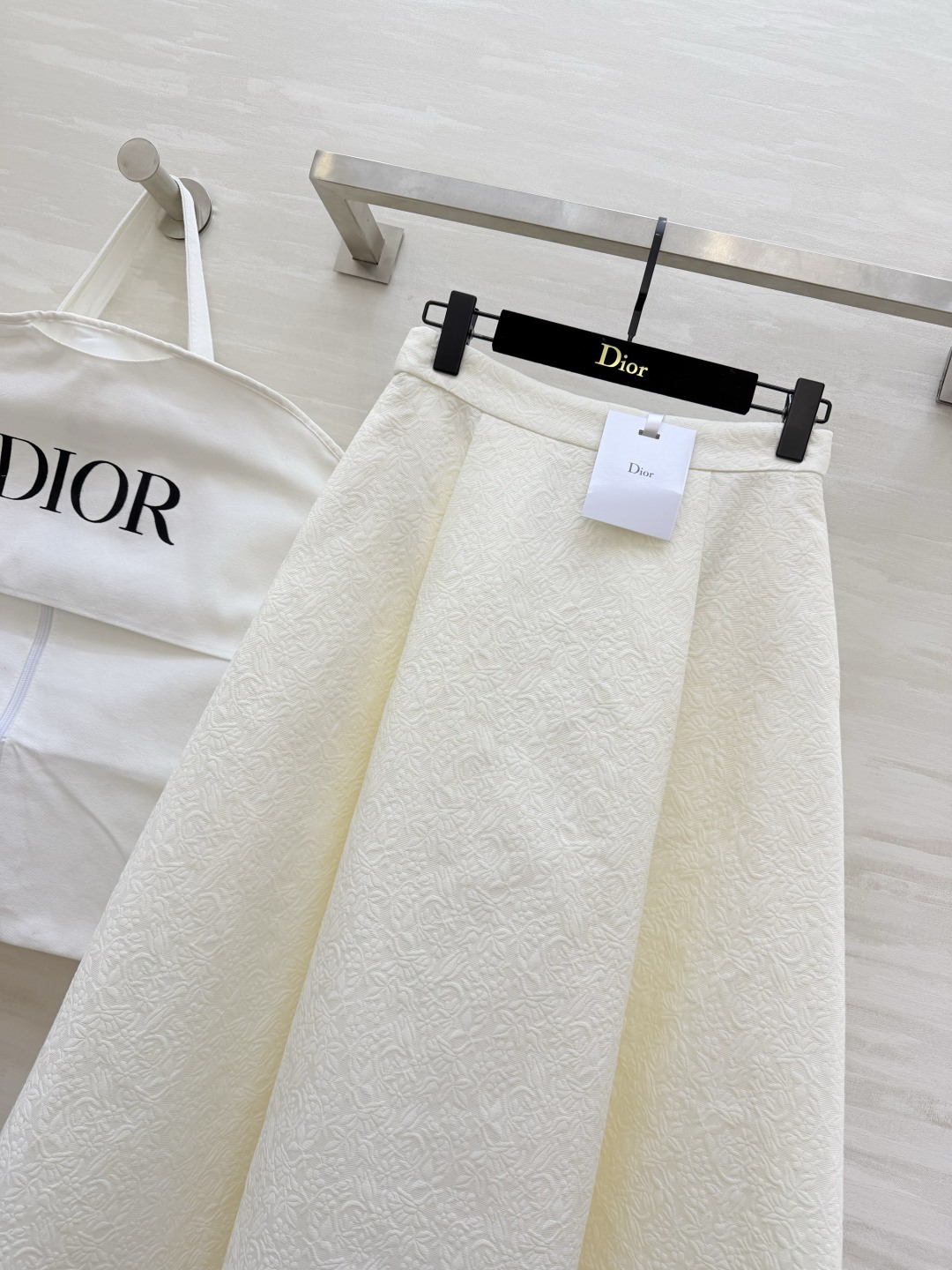 #DIO♡²⁶新款 提花半裙 高级感拉满的奶油白 提花暗纹精致得像艺术品✨ 剪裁利落伞裙优雅到骨子里 通