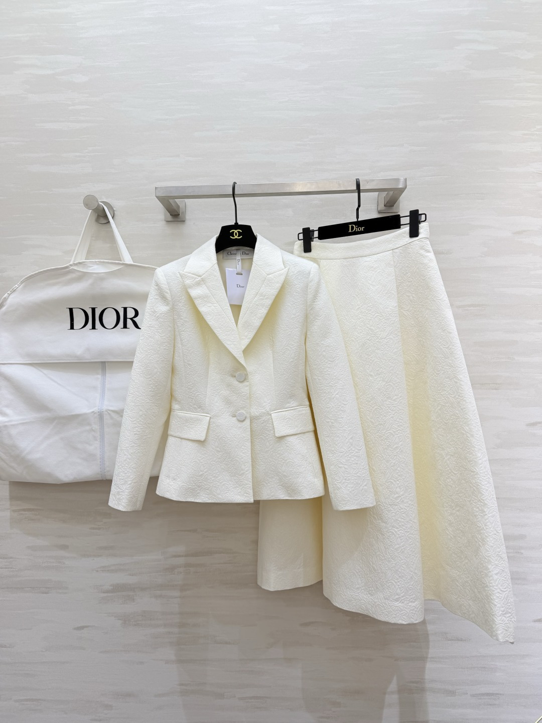 #DIO♡²⁶新款 提花半裙 高级感拉满的奶油白 提花暗纹精致得像艺术品✨ 剪裁利落伞裙优雅到骨子里 通