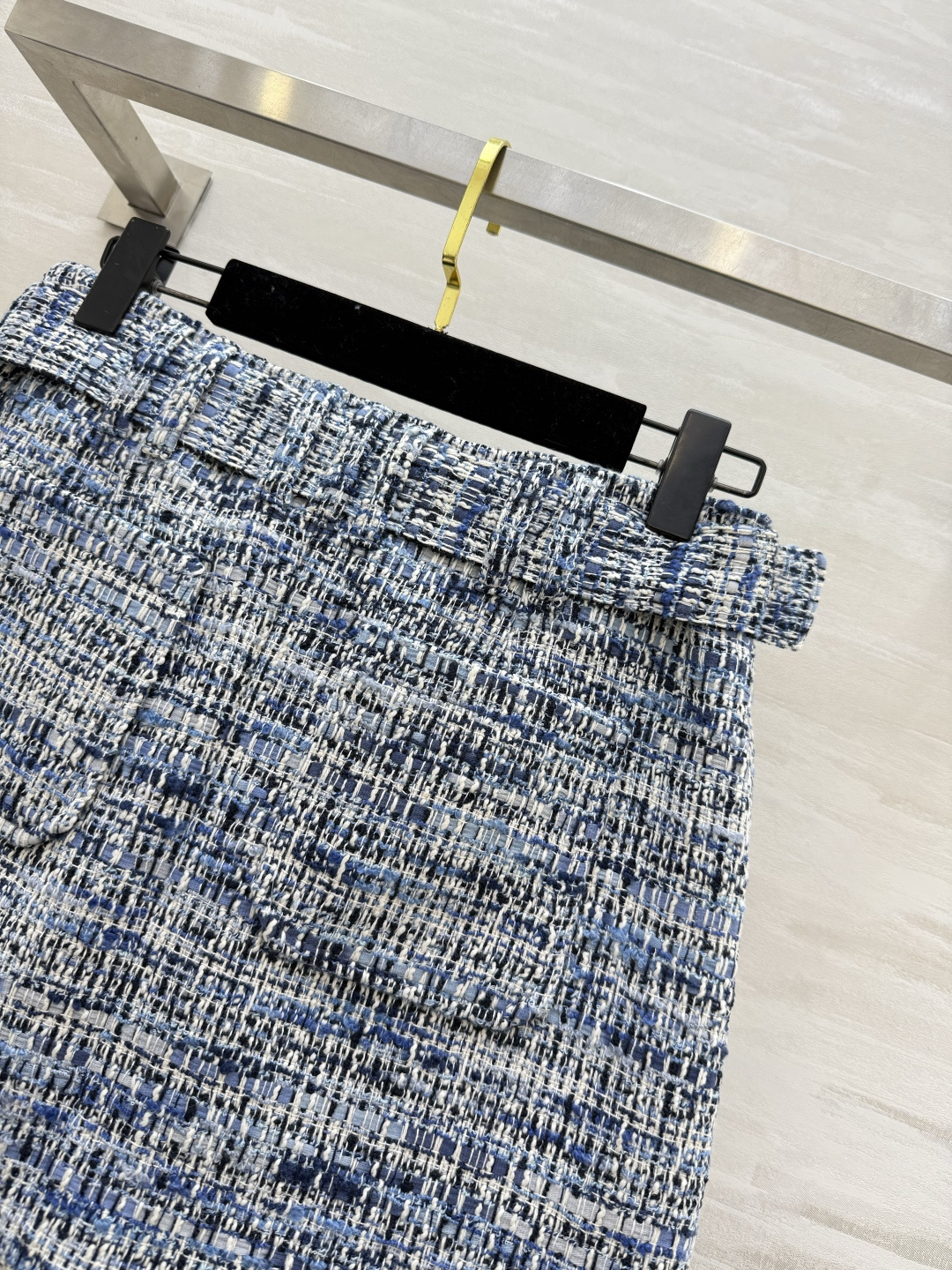 #Balmai♡²⁶新款 蓝白粗花呢半裙 经典编织纹理+金属扣 法式优雅感满满✨ 收腰设计+腰带，轻松凸