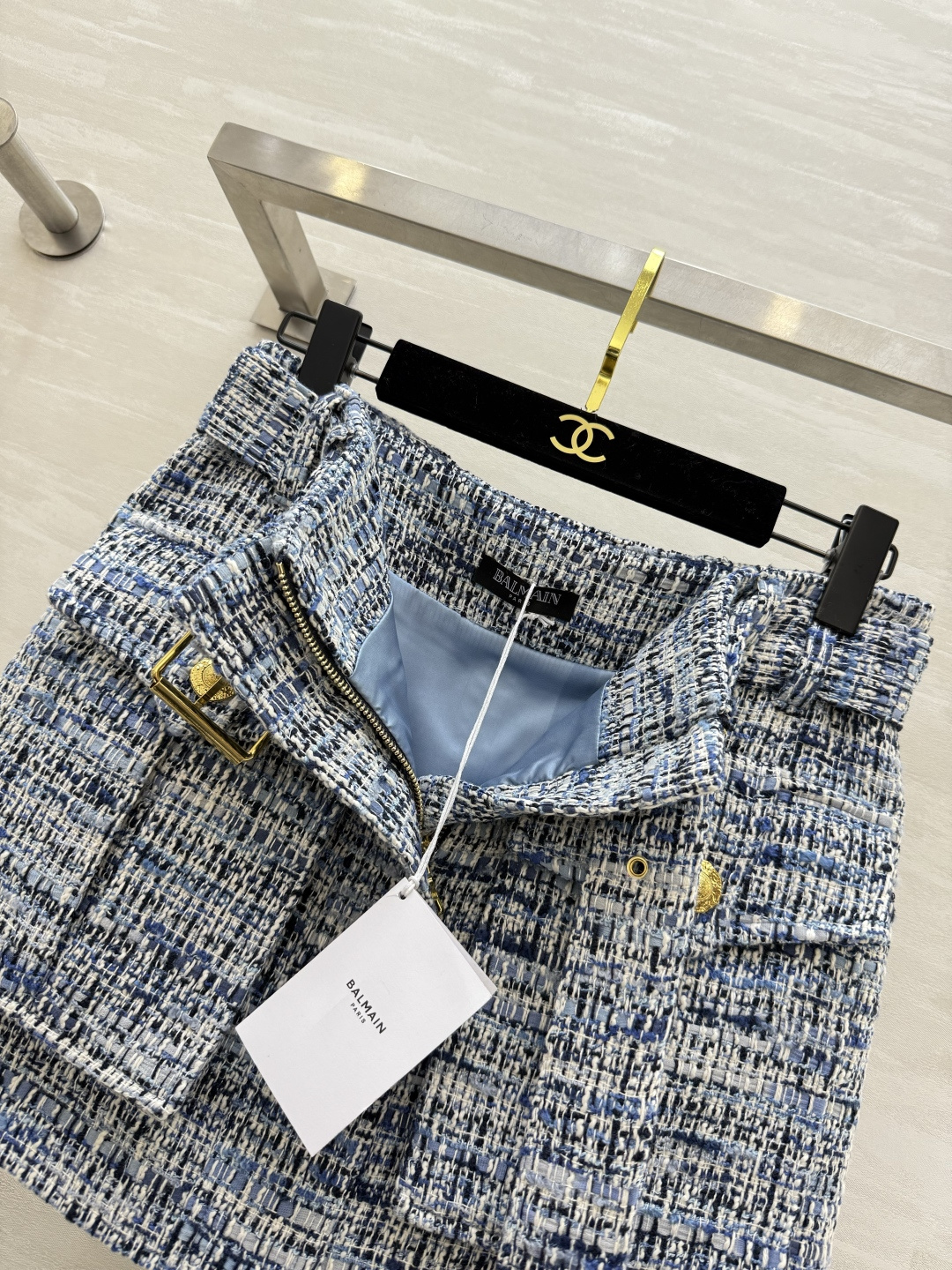 #Balmai♡²⁶新款 蓝白粗花呢半裙 经典编织纹理+金属扣 法式优雅感满满✨ 收腰设计+腰带，轻松凸