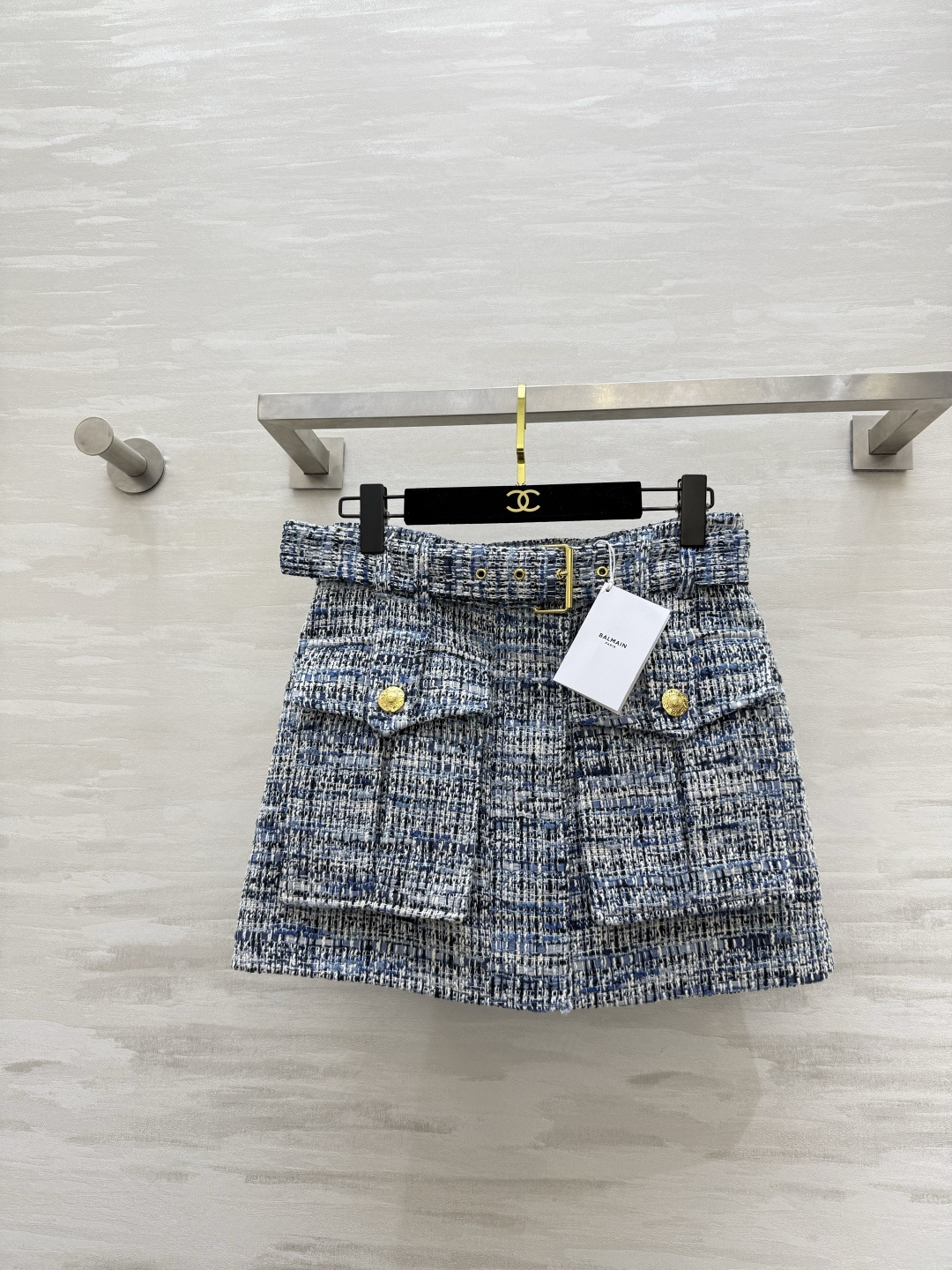 #Balmai♡²⁶新款 蓝白粗花呢半裙 经典编织纹理+金属扣 法式优雅感满满✨ 收腰设计+腰带，轻松凸