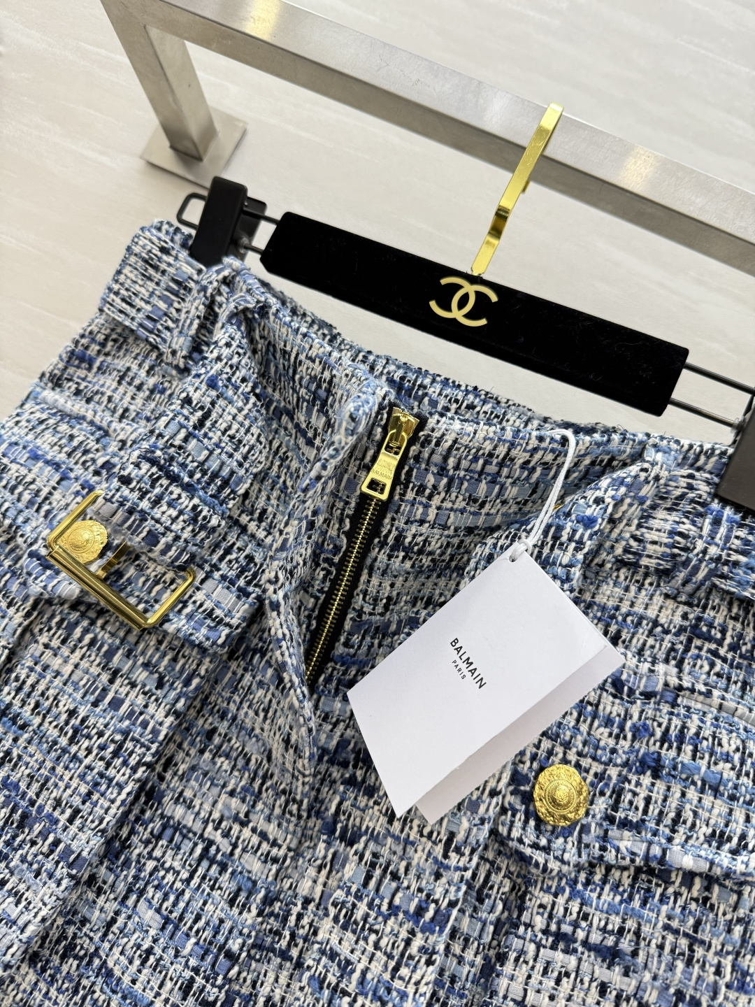 #Balmai♡²⁶新款 蓝白粗花呢半裙 经典编织纹理+金属扣 法式优雅感满满✨ 收腰设计+腰带，轻松凸