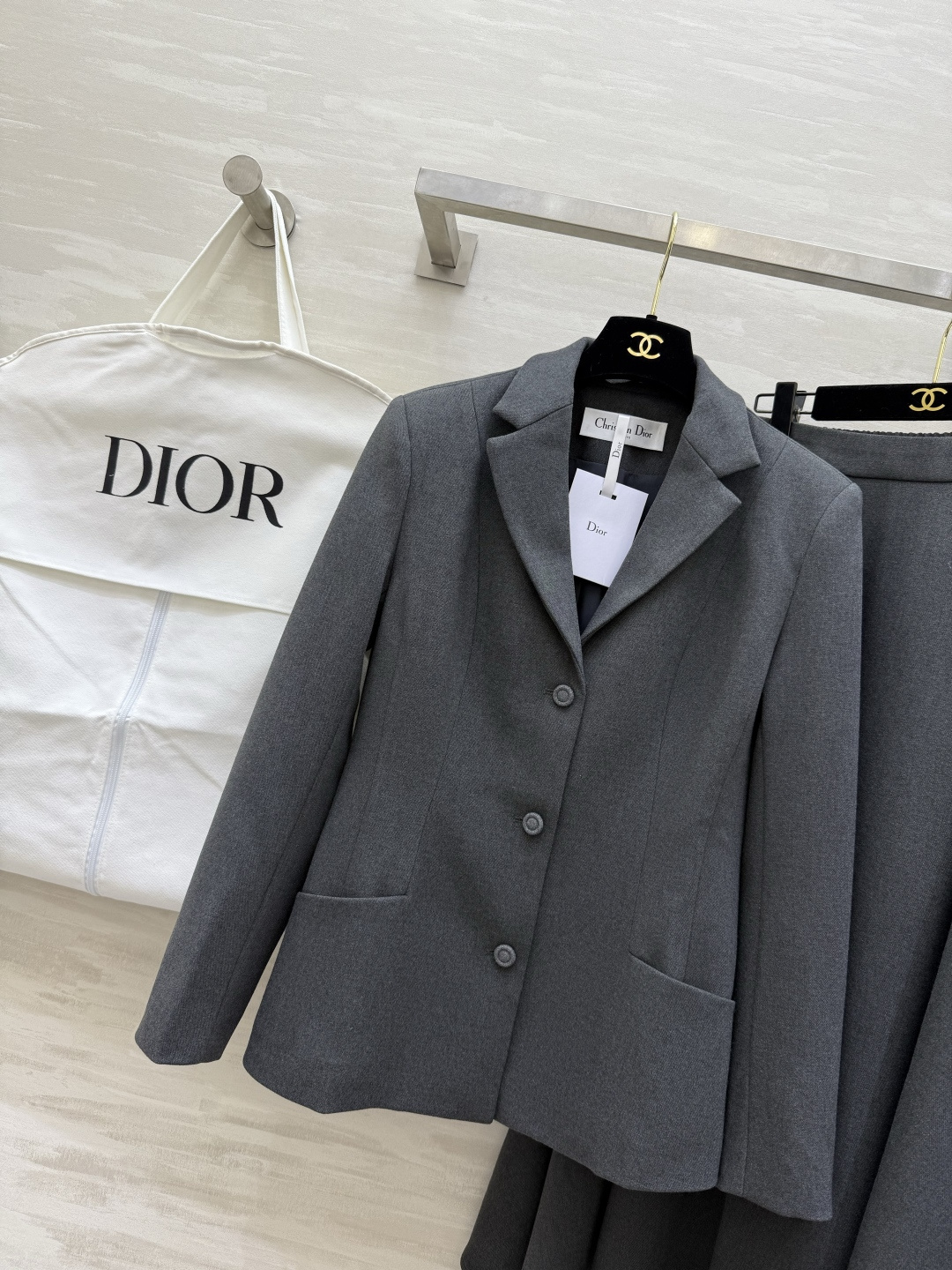 #DIO♡²⁶新款 西装套装​​ 修身西装外套+高腰长裙 优雅高级 外套枪驳领 三粒扣设计 剪裁利落 凸