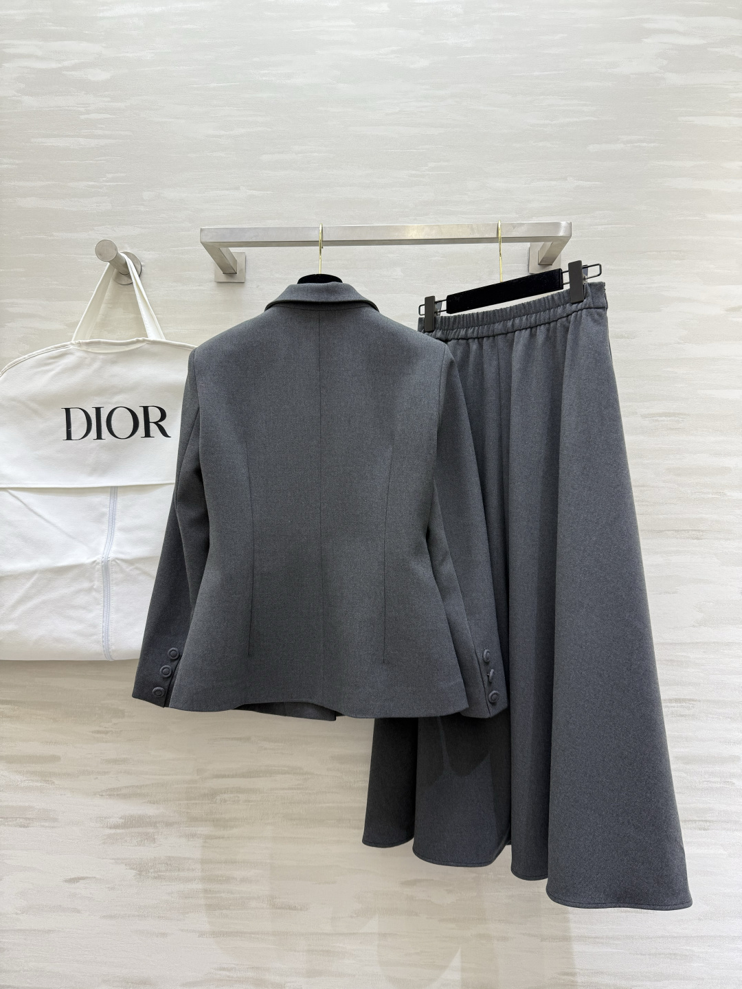 #DIO♡²⁶新款 西装套装​​ 修身西装外套+高腰长裙 优雅高级 外套枪驳领 三粒扣设计 剪裁利落 凸