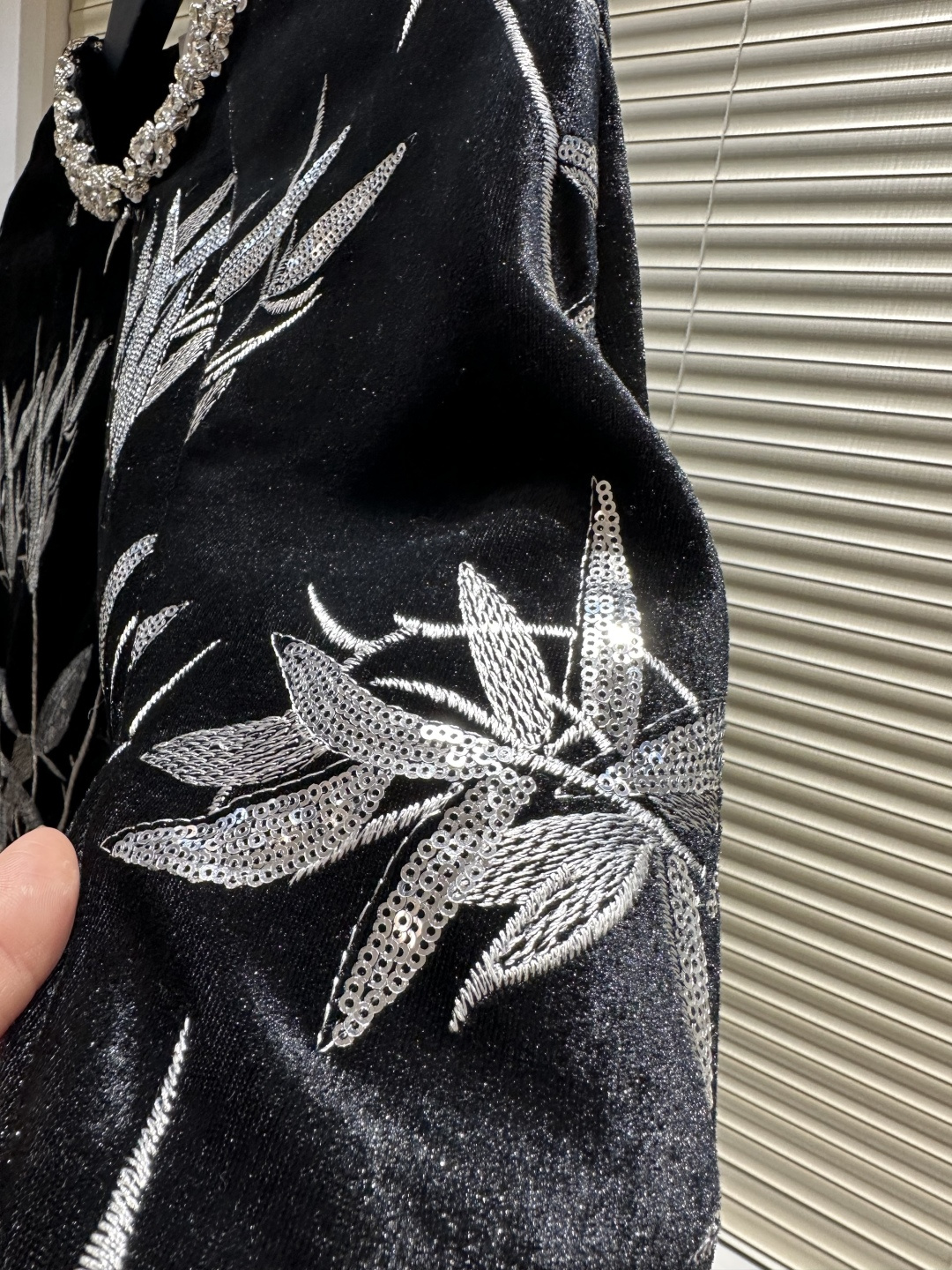 #Dio♡高定系列 竹叶刺绣丝绒斗篷 银色竹叶刺绣超有东方韵味 细节精致 质感满分！领口镶钻点缀奢华感拉