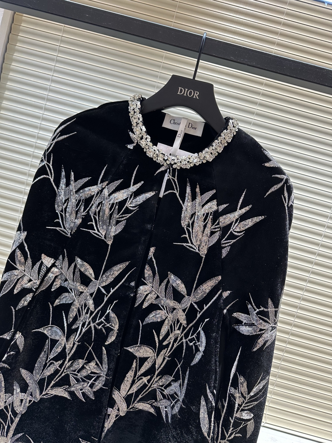 #Dio♡高定系列 竹叶刺绣丝绒斗篷 银色竹叶刺绣超有东方韵味 细节精致 质感满分！领口镶钻点缀奢华感拉