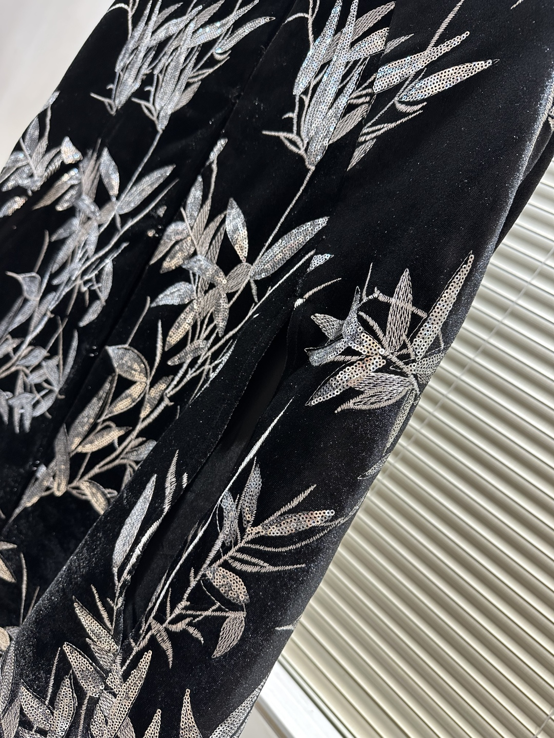 #Dio♡高定系列 竹叶刺绣丝绒斗篷 银色竹叶刺绣超有东方韵味 细节精致 质感满分！领口镶钻点缀奢华感拉