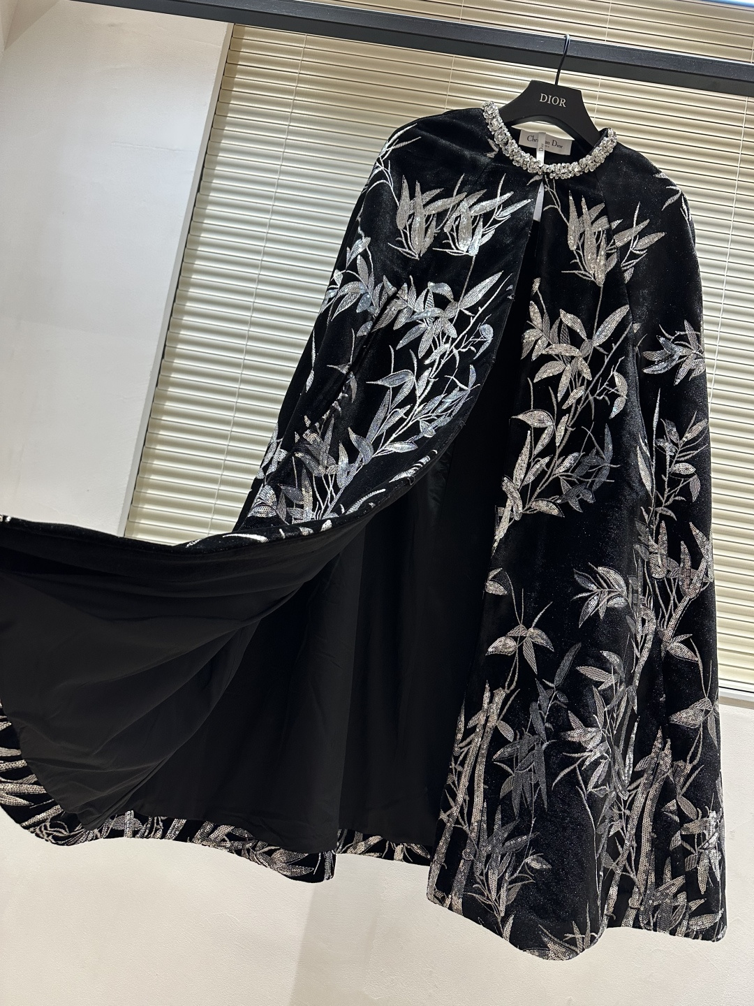 #Dio♡高定系列 竹叶刺绣丝绒斗篷 银色竹叶刺绣超有东方韵味 细节精致 质感满分！领口镶钻点缀奢华感拉