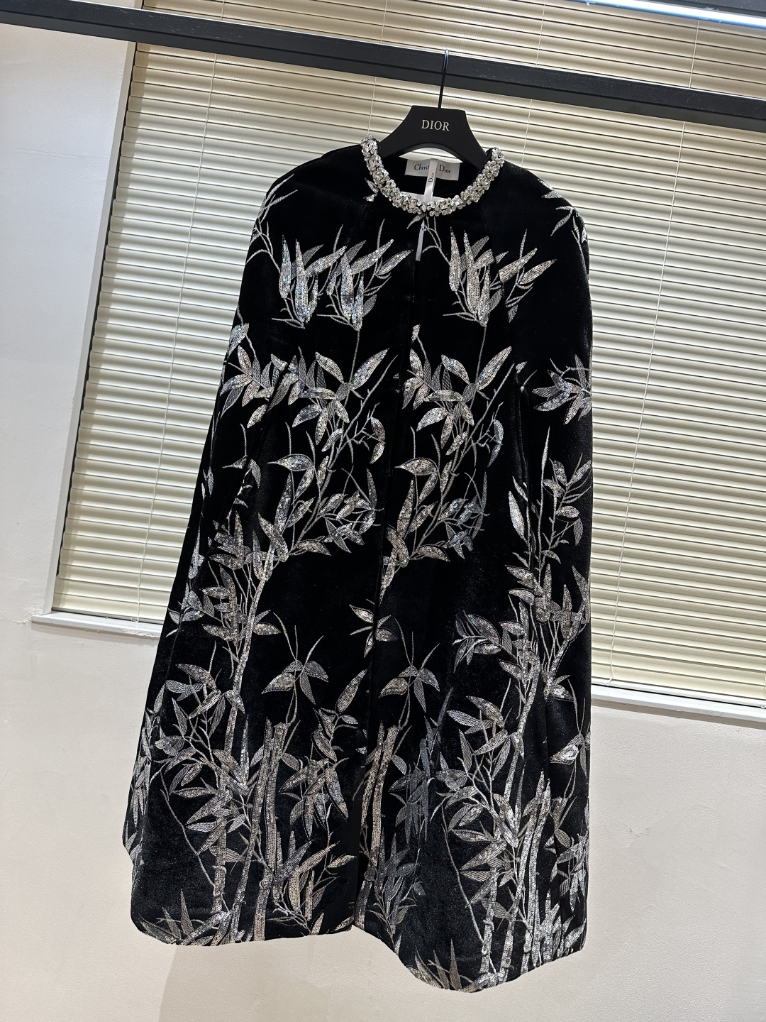 #Dio♡高定系列 竹叶刺绣丝绒斗篷 银色竹叶刺绣超有东方韵味 细节精致 质感满分！领口镶钻点缀奢华感拉